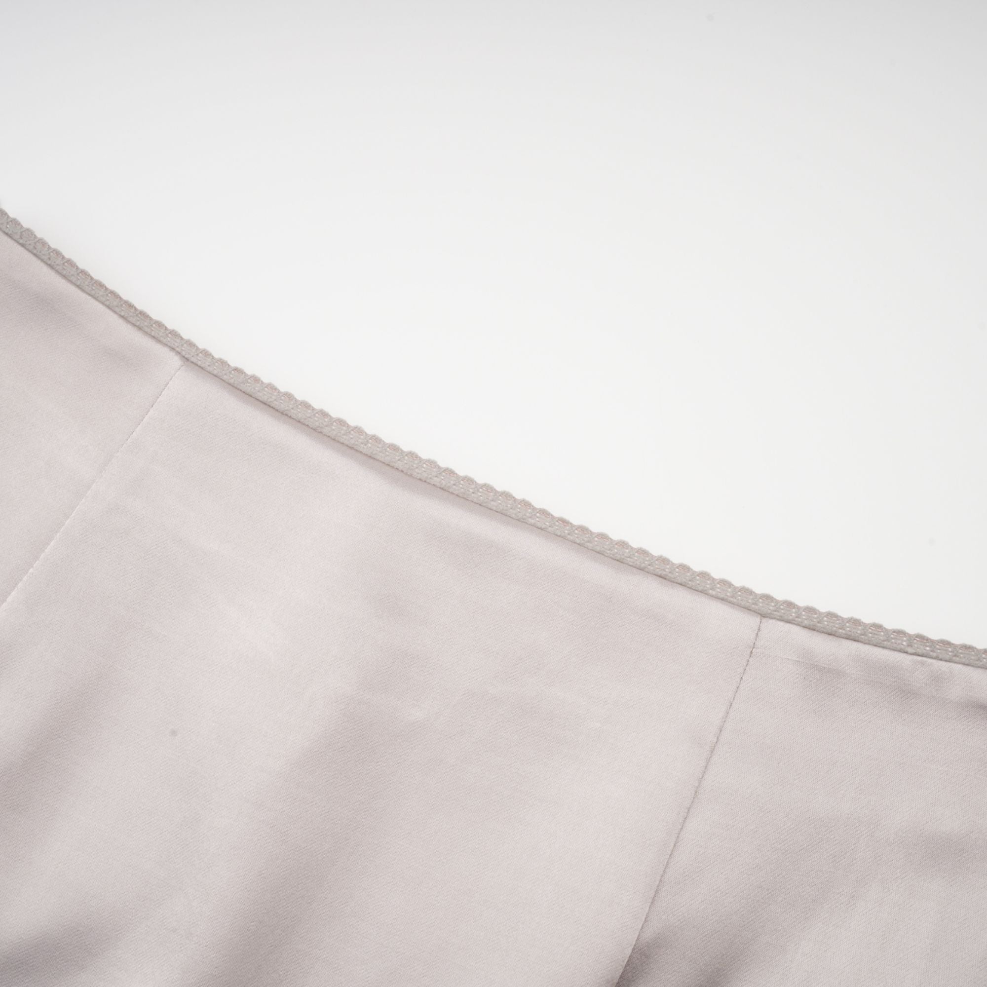 تنورة جولييت ذات طيات من الدانتيل المخطط