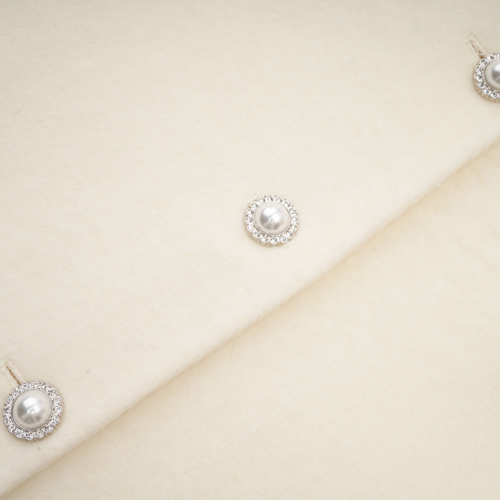 معطف من الصوف الأبيض من تصميم فريديريك