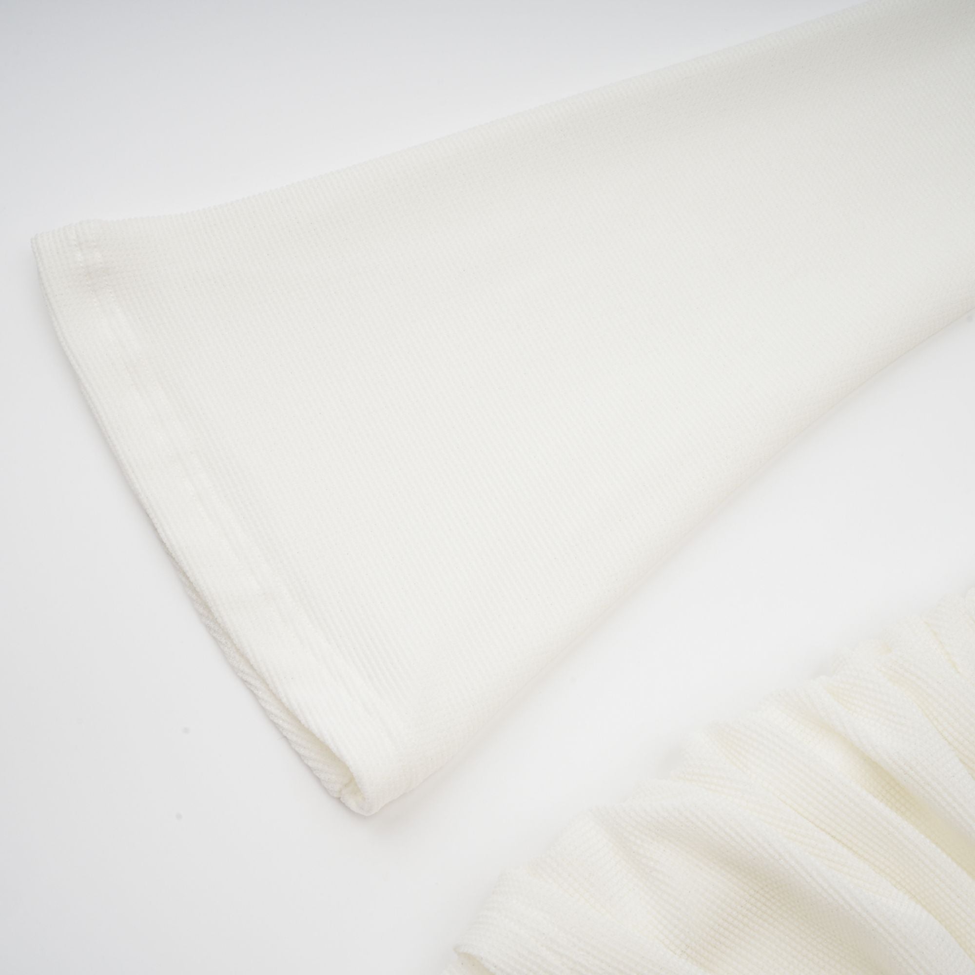 Wanda – Weißes Maxikleid aus Strick mit glitzernden Blumenapplikationen