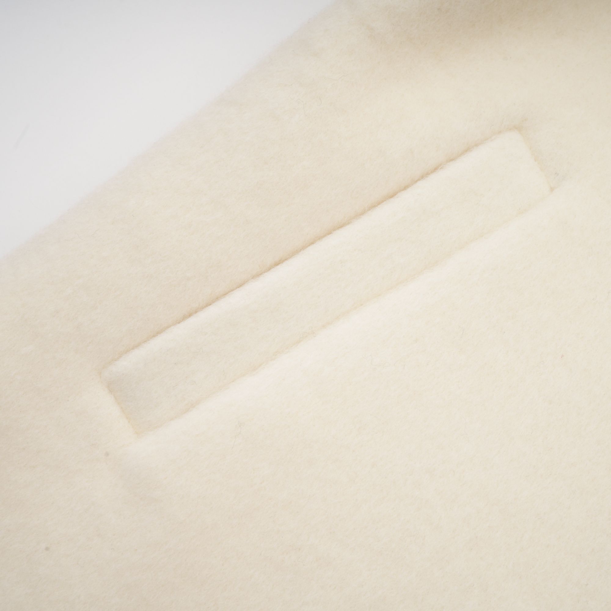 معطف من الصوف الأبيض من تصميم فريديريك