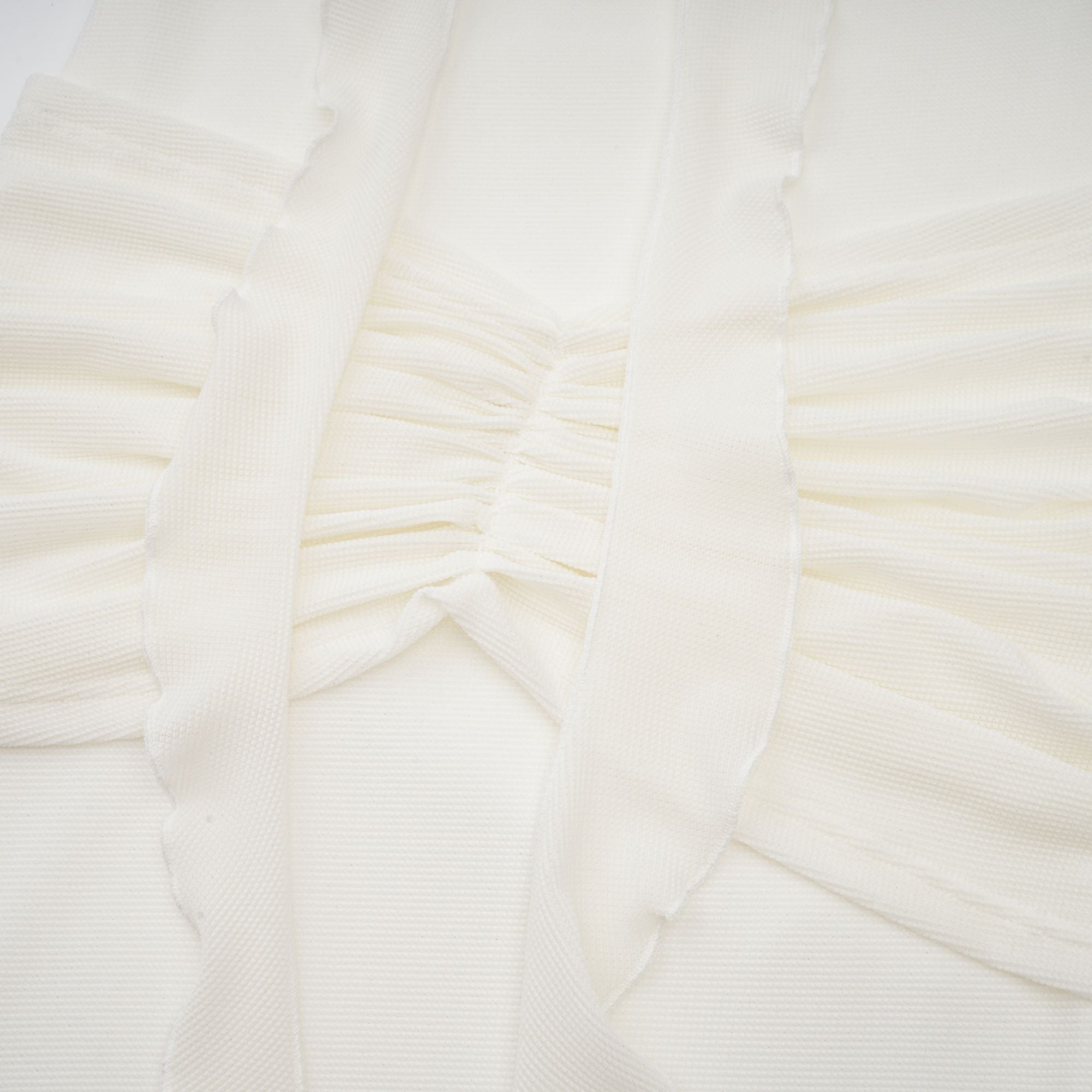 Wanda – Weißes Maxikleid aus Strick mit glitzernden Blumenapplikationen