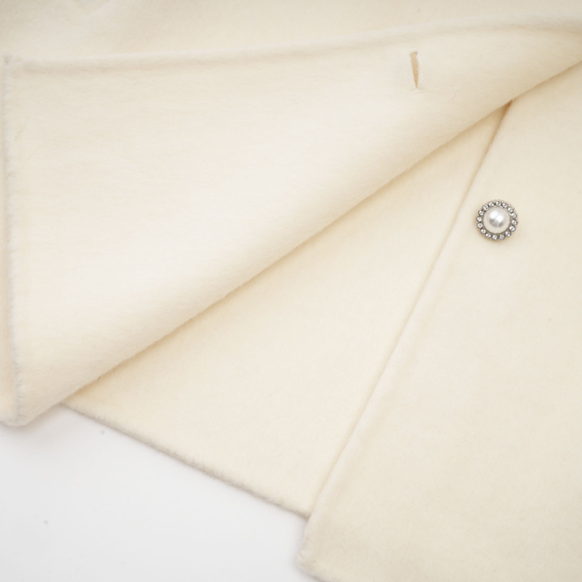 معطف من الصوف الأبيض من تصميم فريديريك