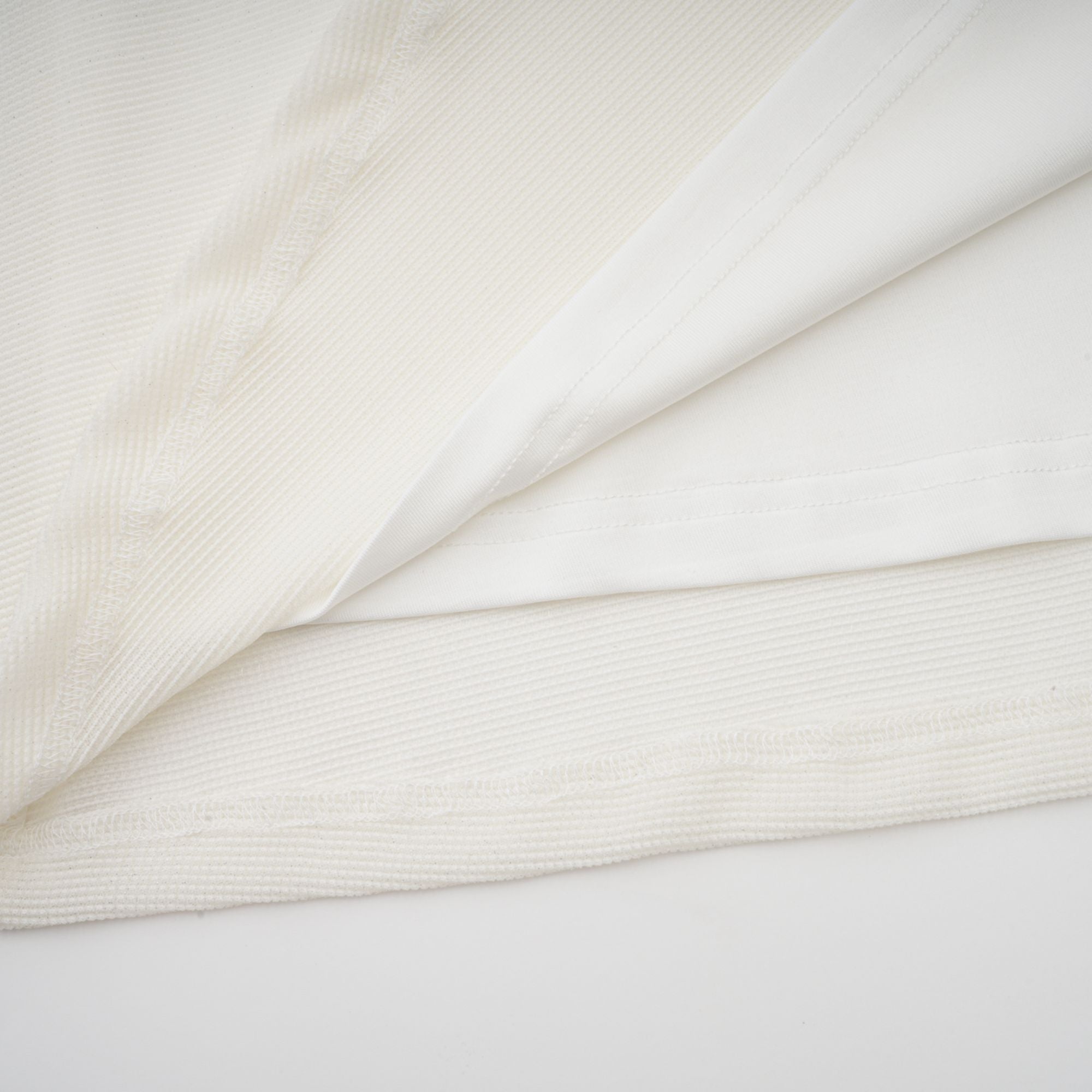 Wanda – Weißes Maxikleid aus Strick mit glitzernden Blumenapplikationen