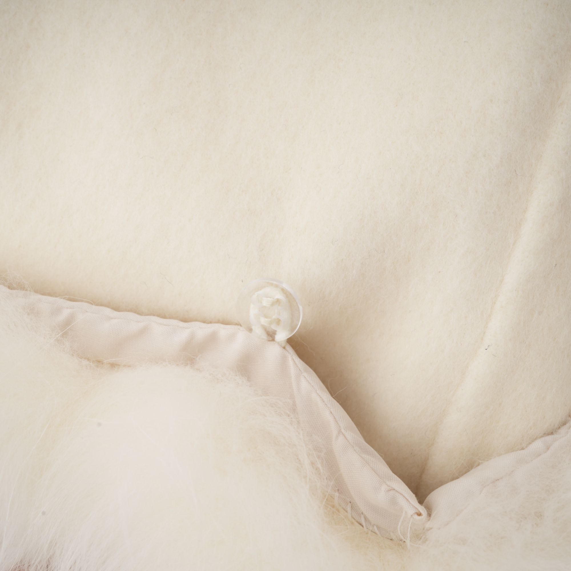 معطف من الصوف الأبيض من تصميم فريديريك