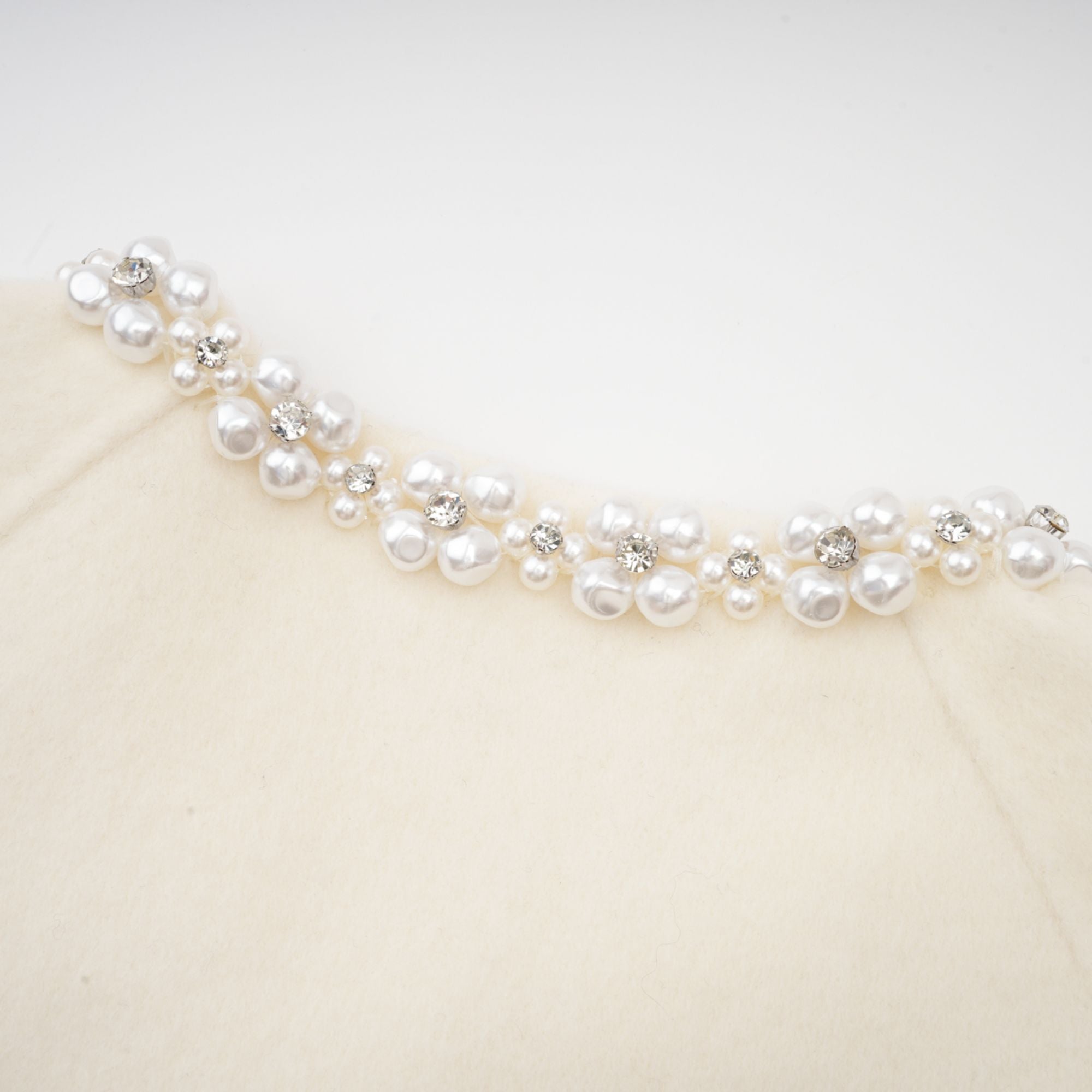 معطف من الصوف الأبيض من تصميم فريديريك