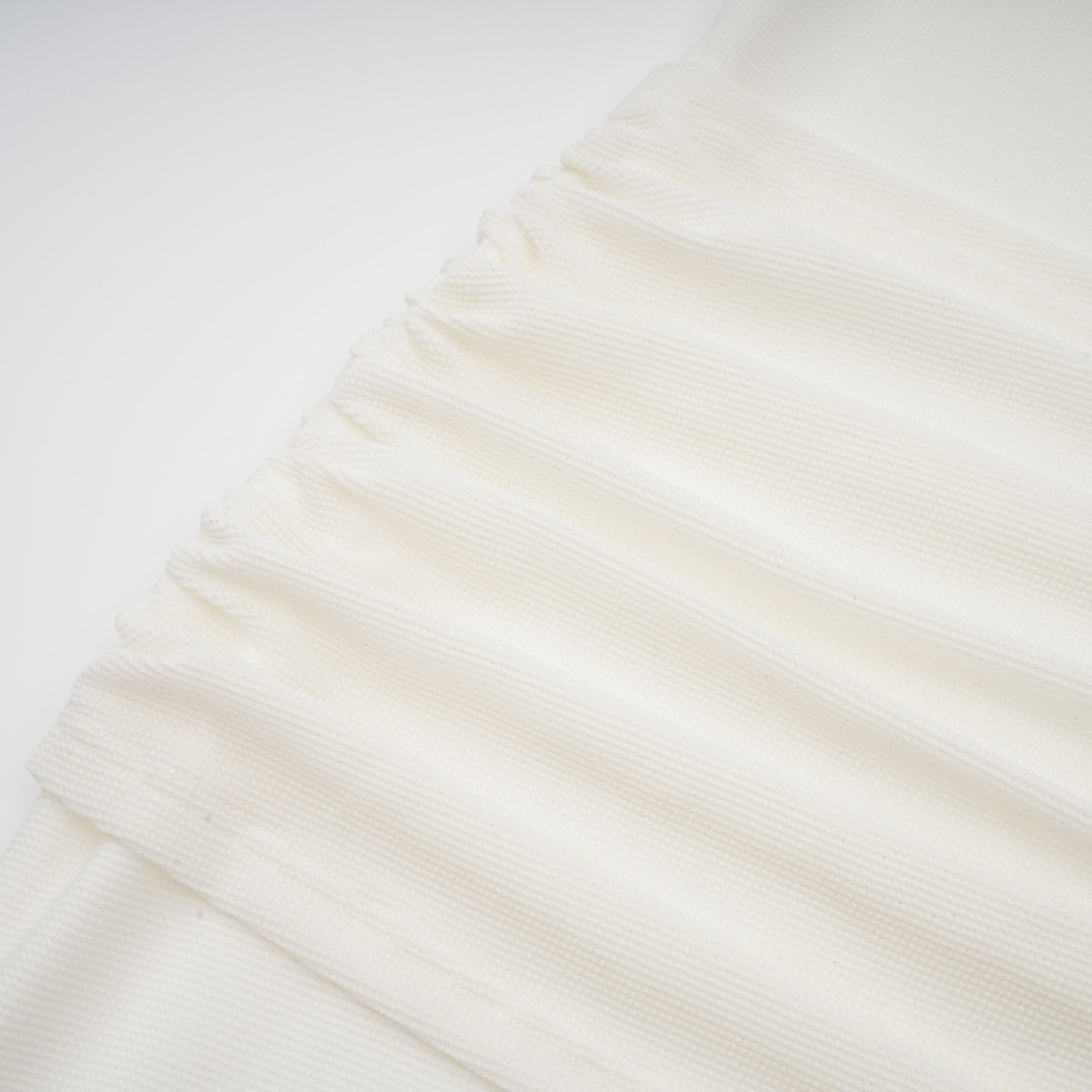 Wanda – Weißes Maxikleid aus Strick mit glitzernden Blumenapplikationen