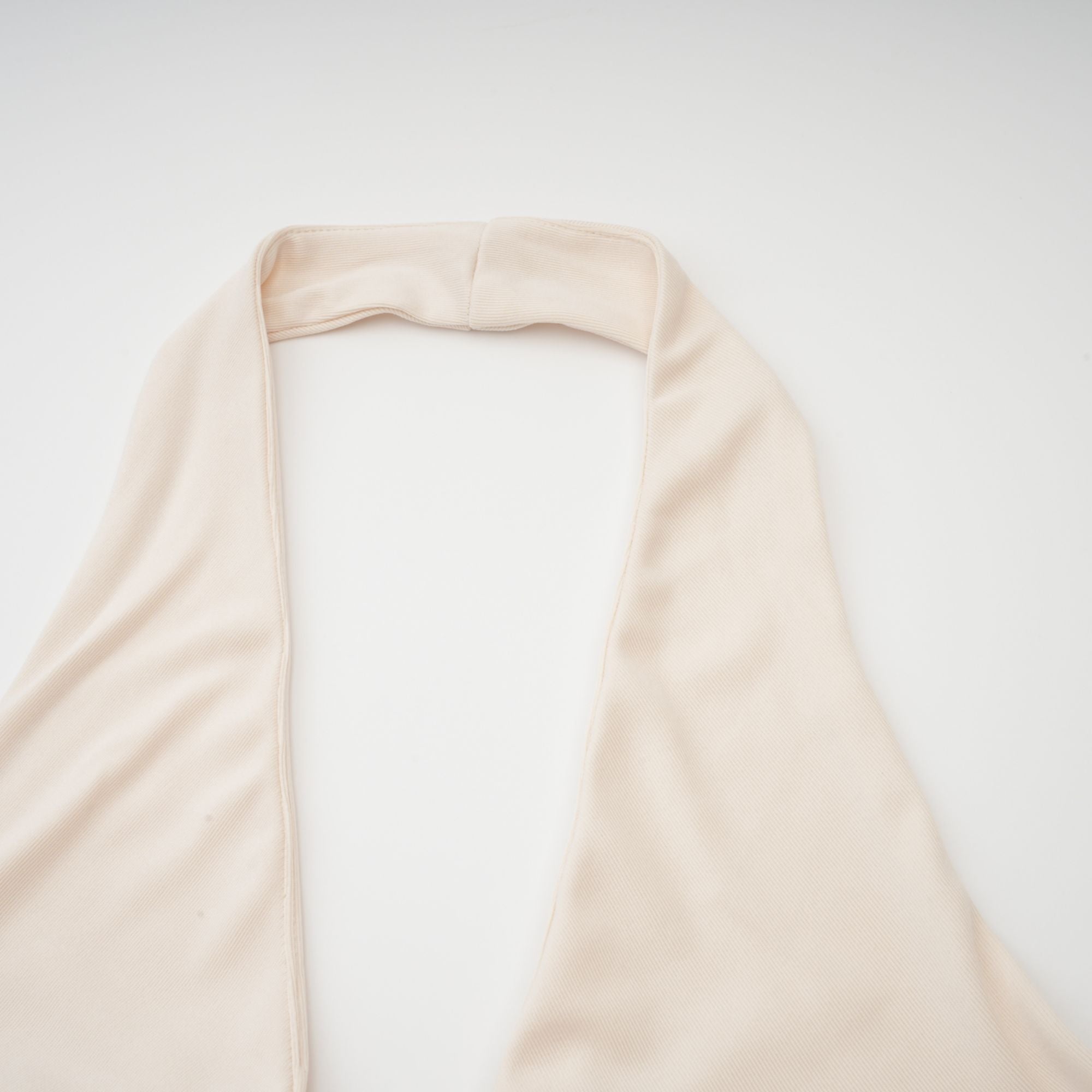 Géraldine – Weißes, drapiertes Maxikleid mit tiefem V-Ausschnitt