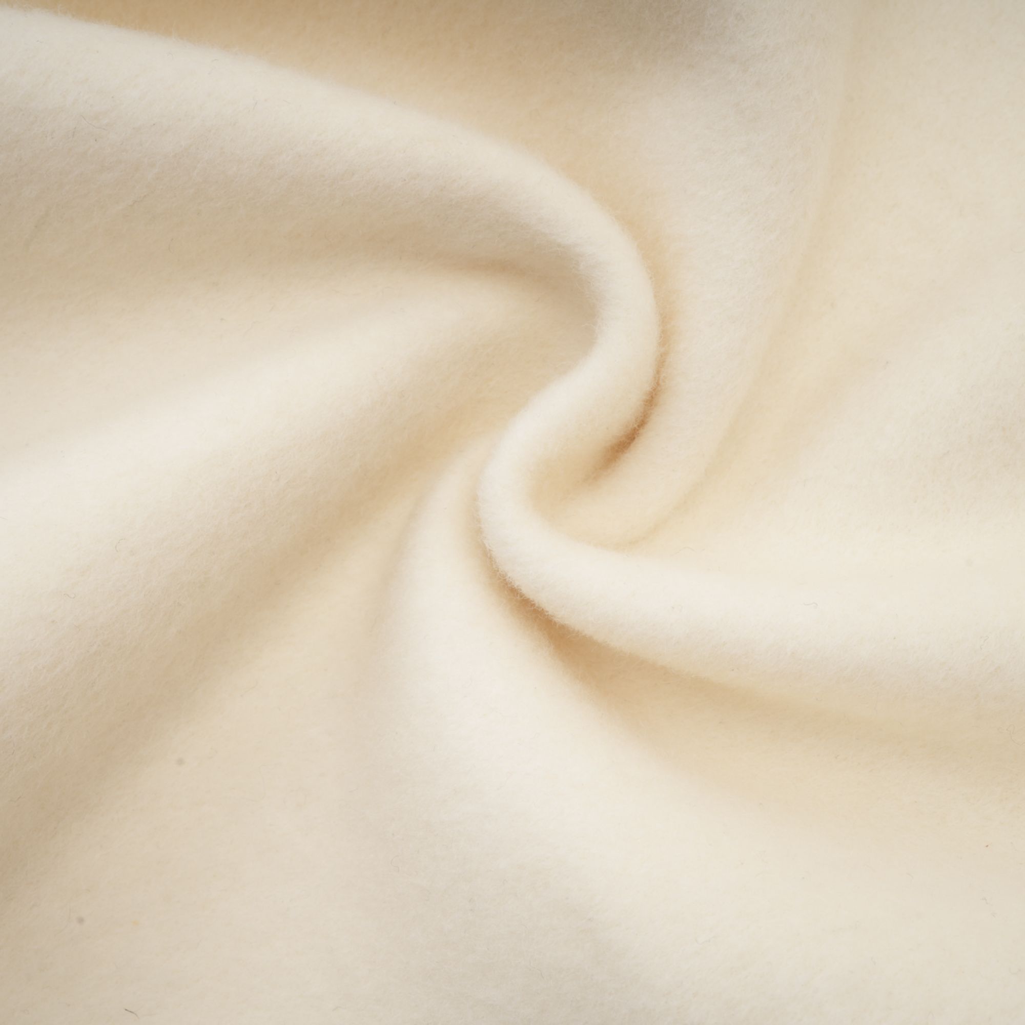 معطف من الصوف الأبيض من تصميم فريديريك