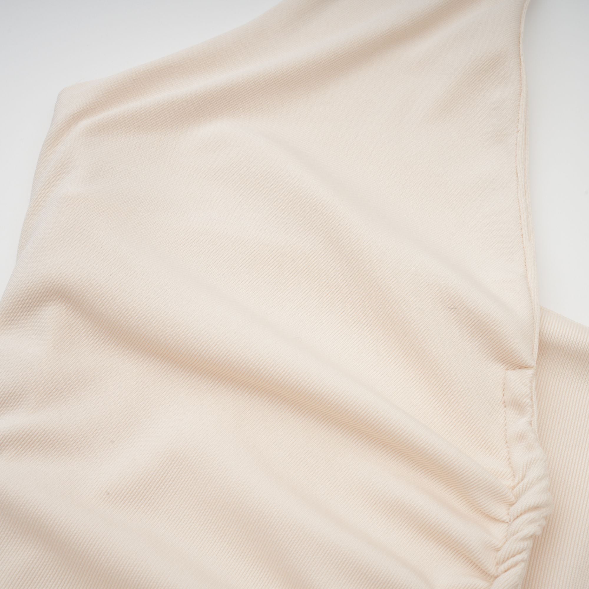 Géraldine – Weißes, drapiertes Maxikleid mit tiefem V-Ausschnitt