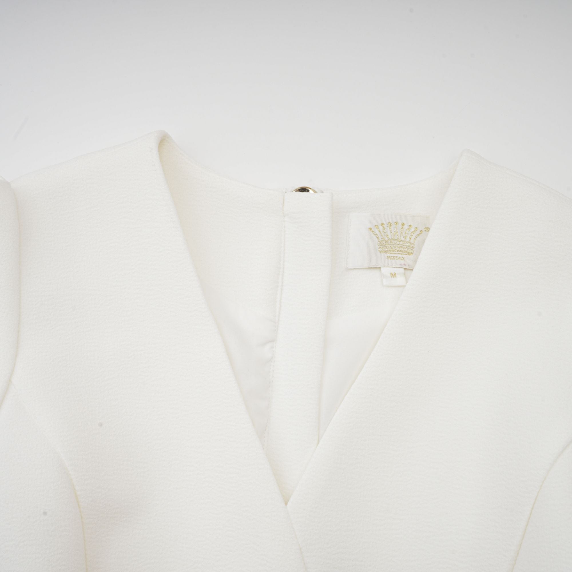 فستان إليز ذو حافة مطوية مع سترة باللون الأبيض