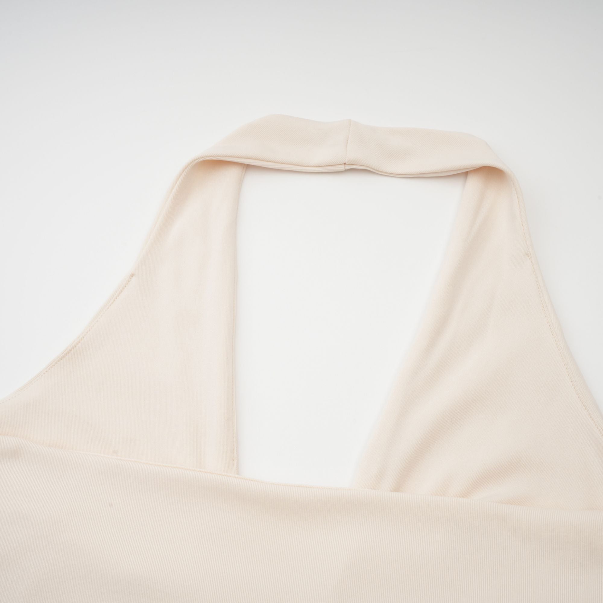 Géraldine – Weißes, drapiertes Maxikleid mit tiefem V-Ausschnitt