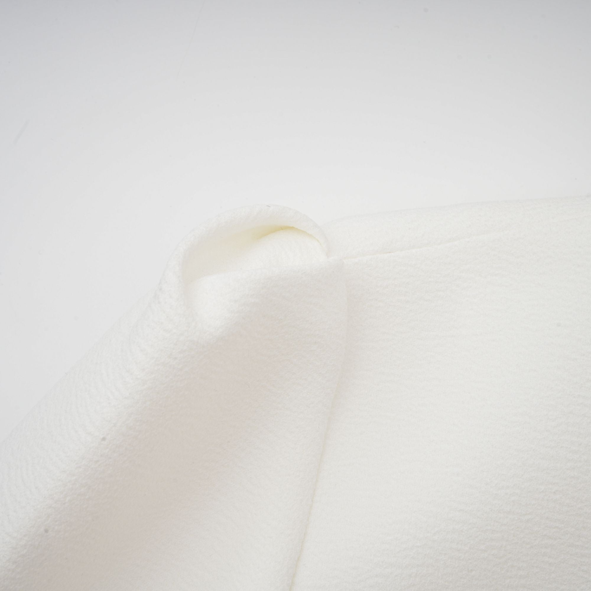 فستان إليز ذو حافة مطوية مع سترة باللون الأبيض