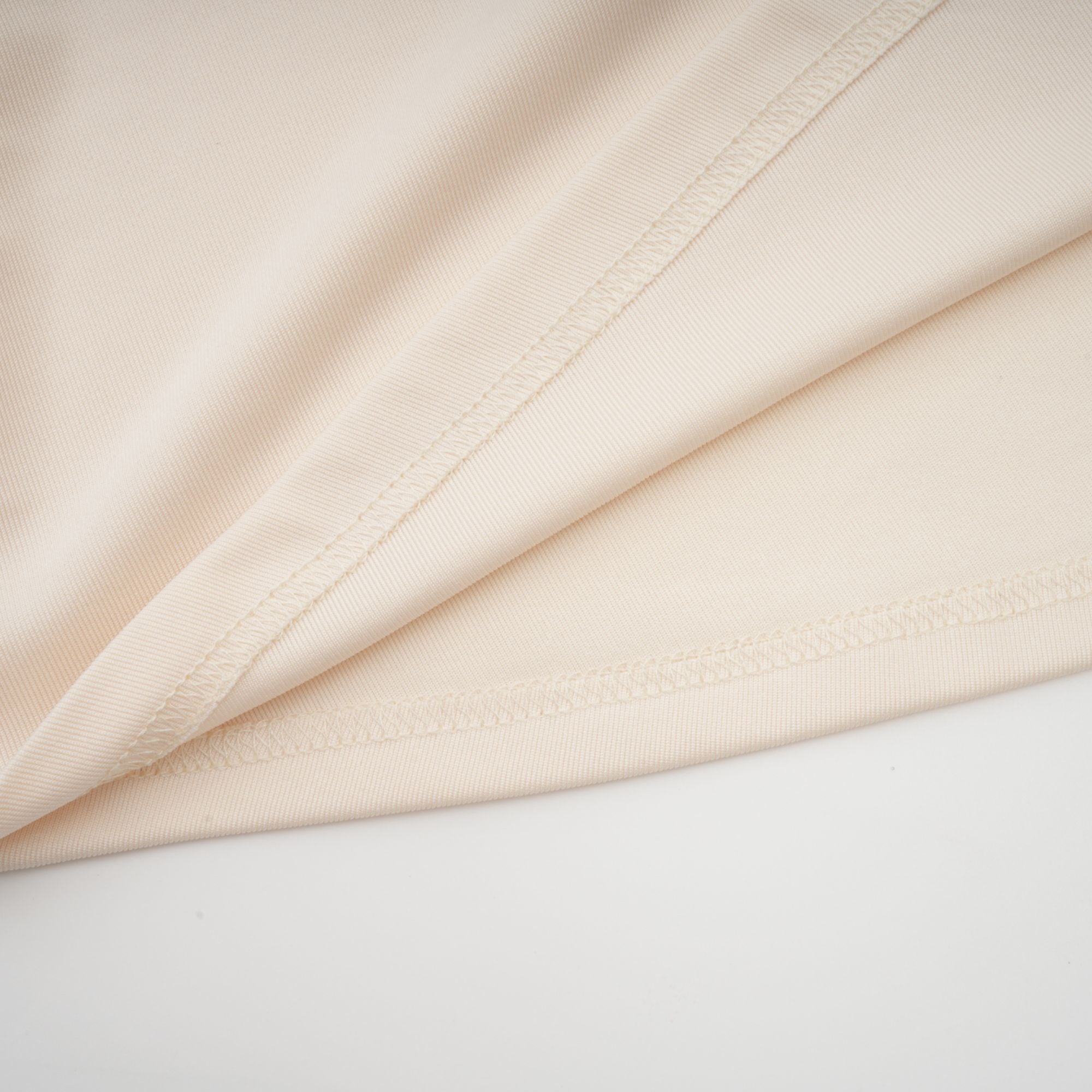 Géraldine – Weißes, drapiertes Maxikleid mit tiefem V-Ausschnitt