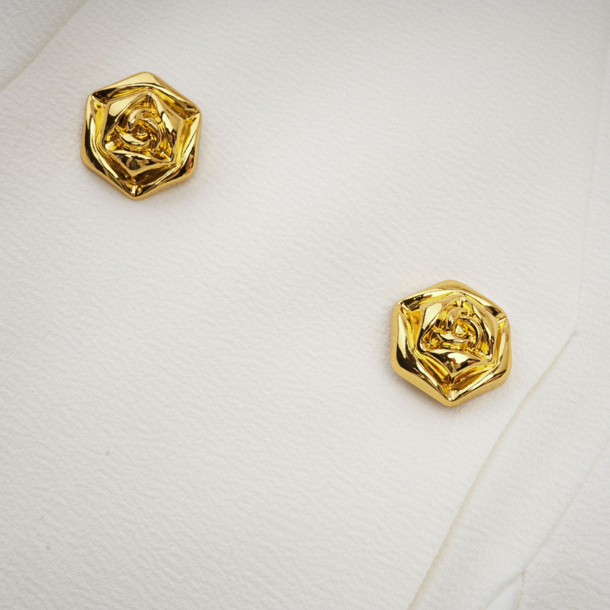 فستان إليز ذو حافة مطوية مع سترة باللون الأبيض