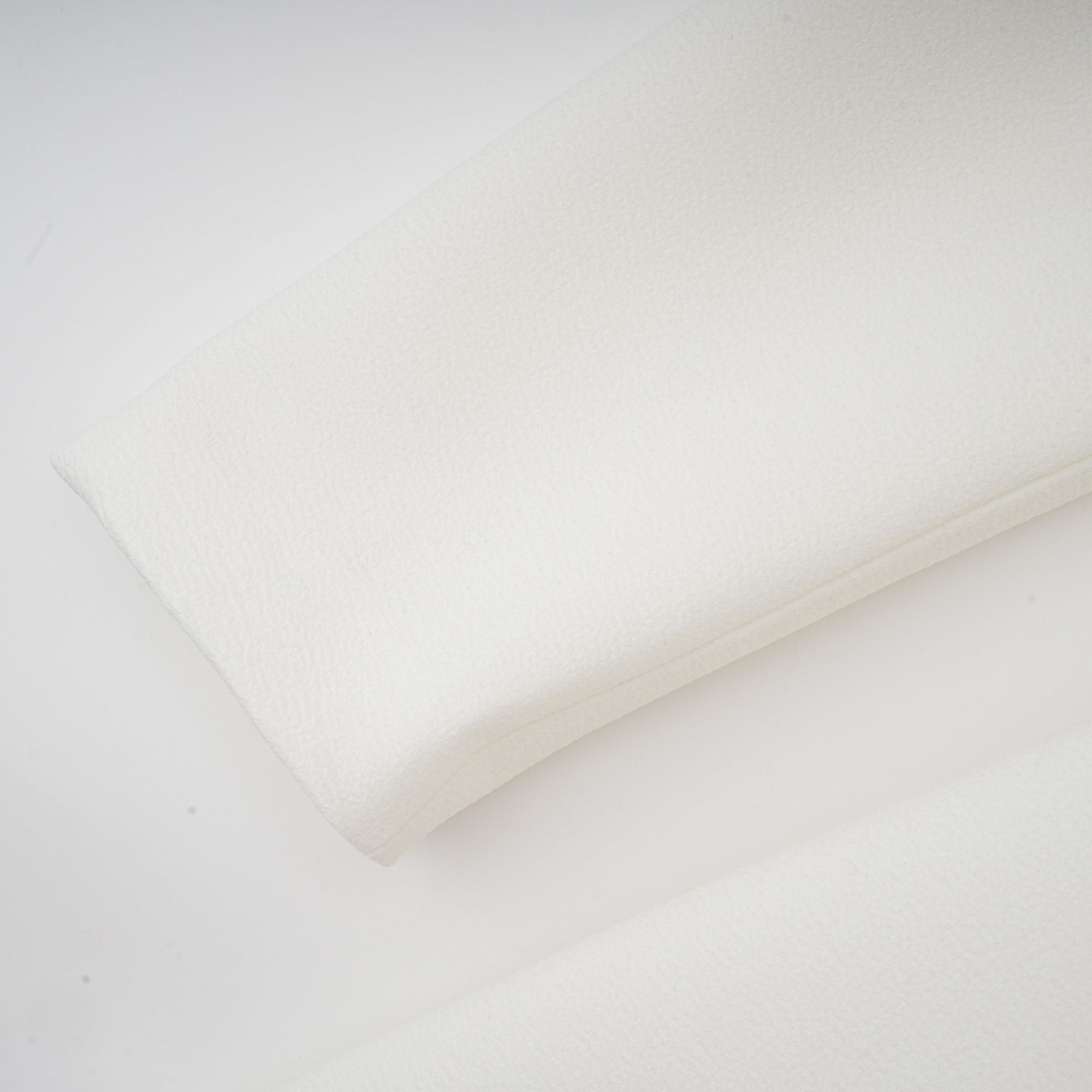 فستان إليز ذو حافة مطوية مع سترة باللون الأبيض