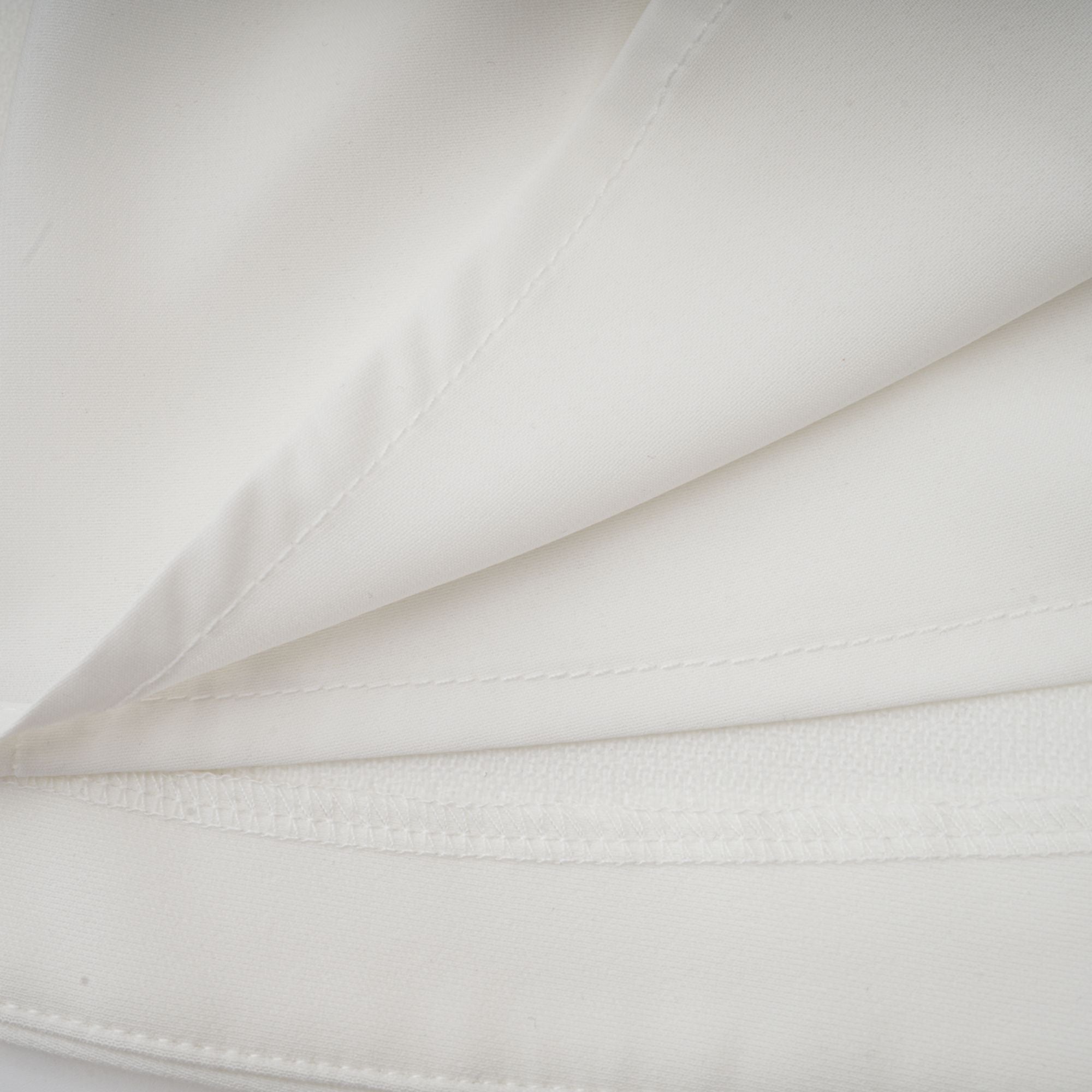 فستان إليز ذو حافة مطوية مع سترة باللون الأبيض