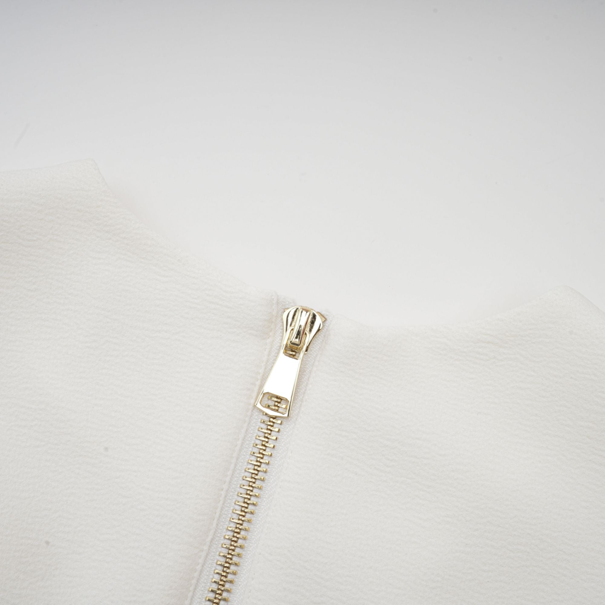 فستان إليز ذو حافة مطوية مع سترة باللون الأبيض