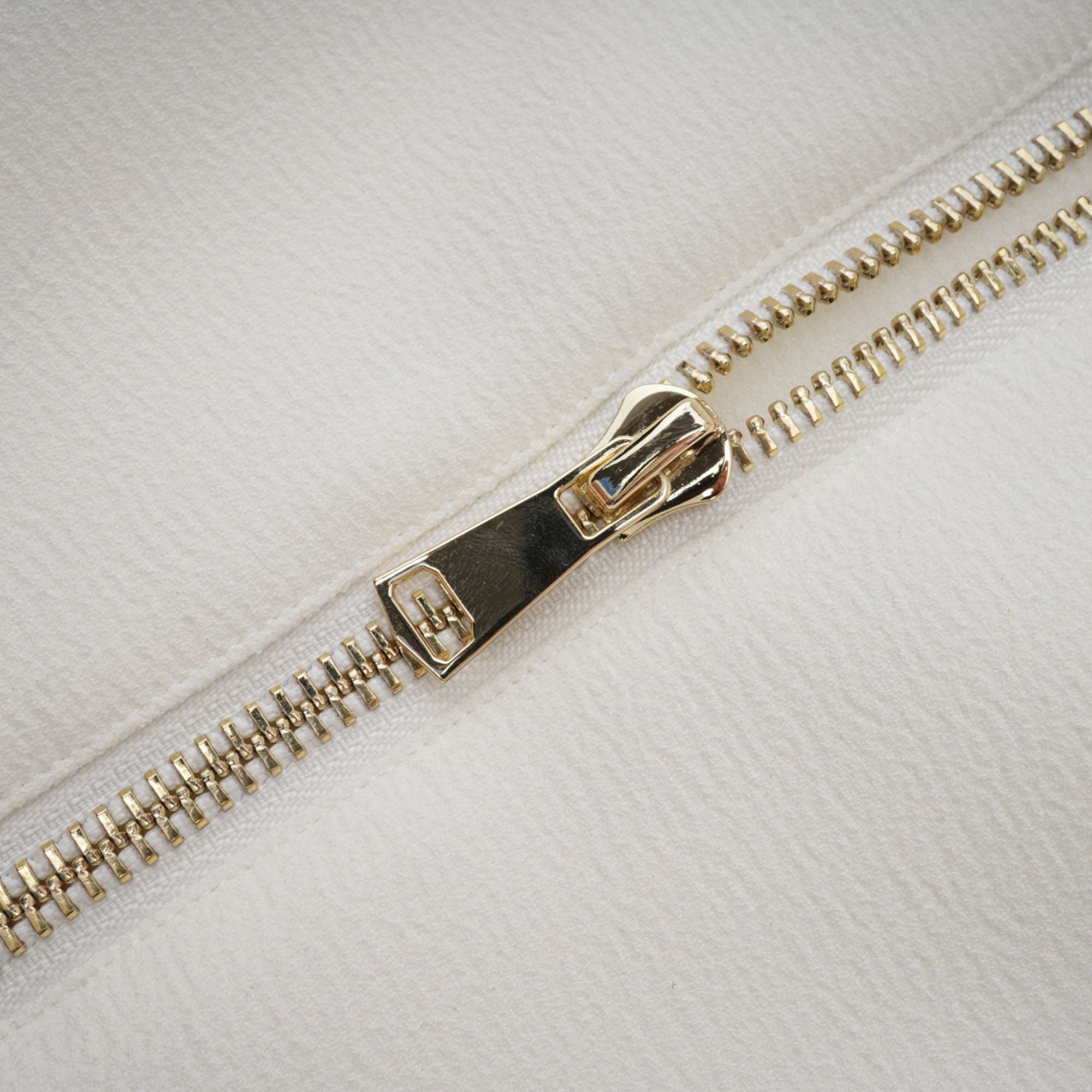 فستان إليز ذو حافة مطوية مع سترة باللون الأبيض