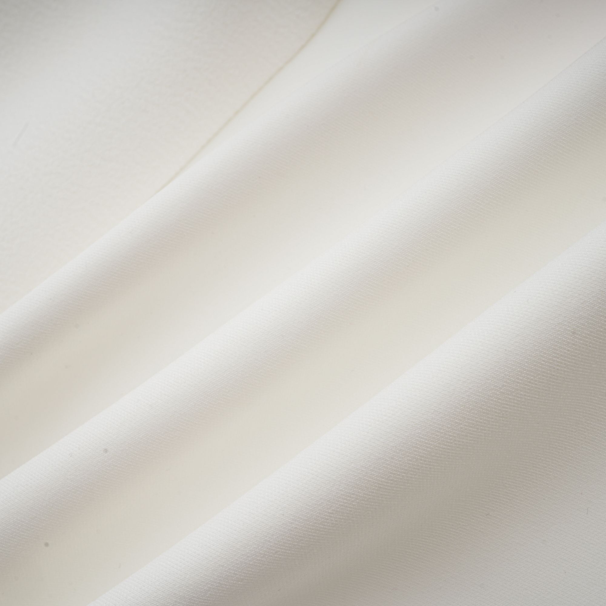 فستان إليز ذو حافة مطوية مع سترة باللون الأبيض