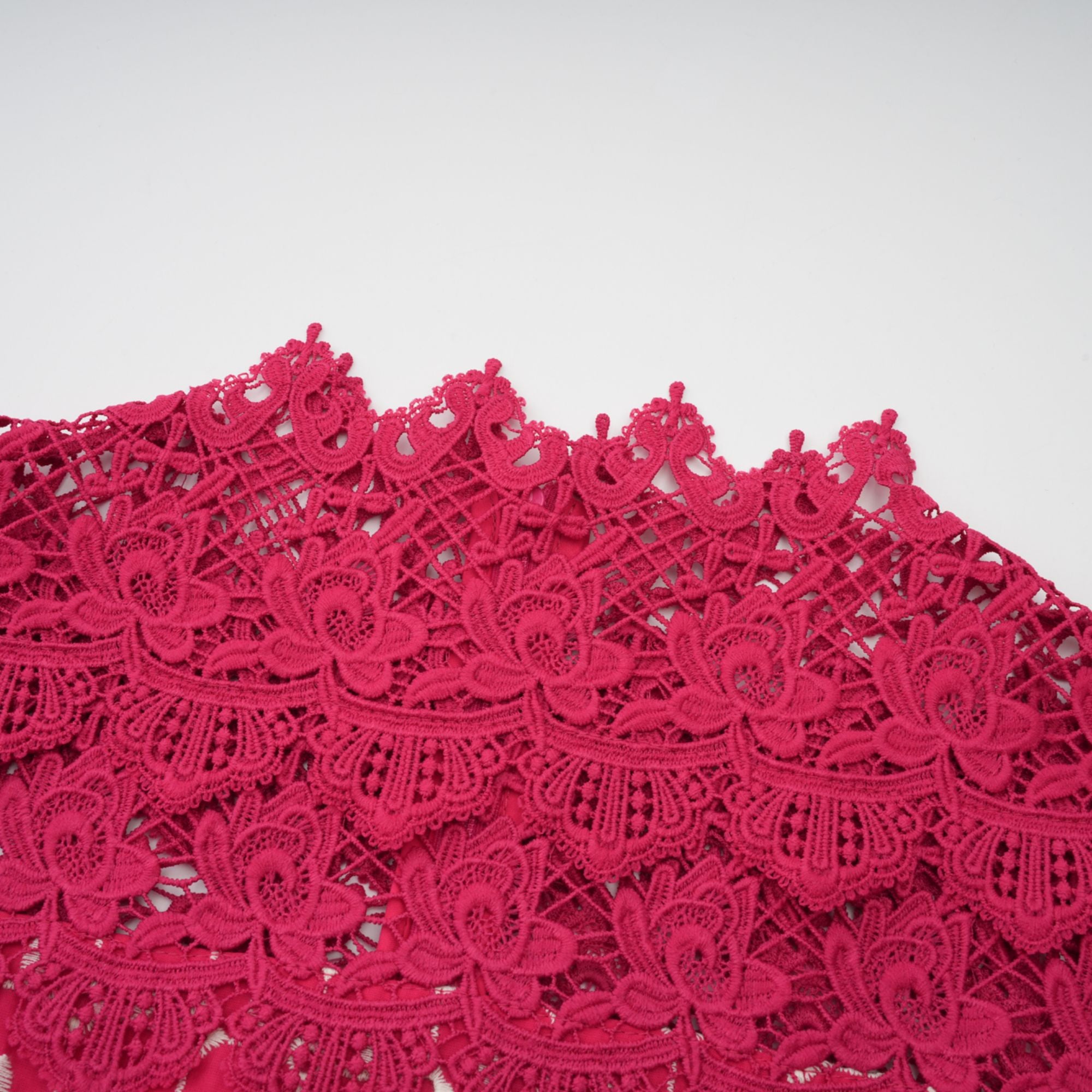 فستان شانتال ماكسي أحمر بنقشة صدفية وأجزاء من الدانتيل