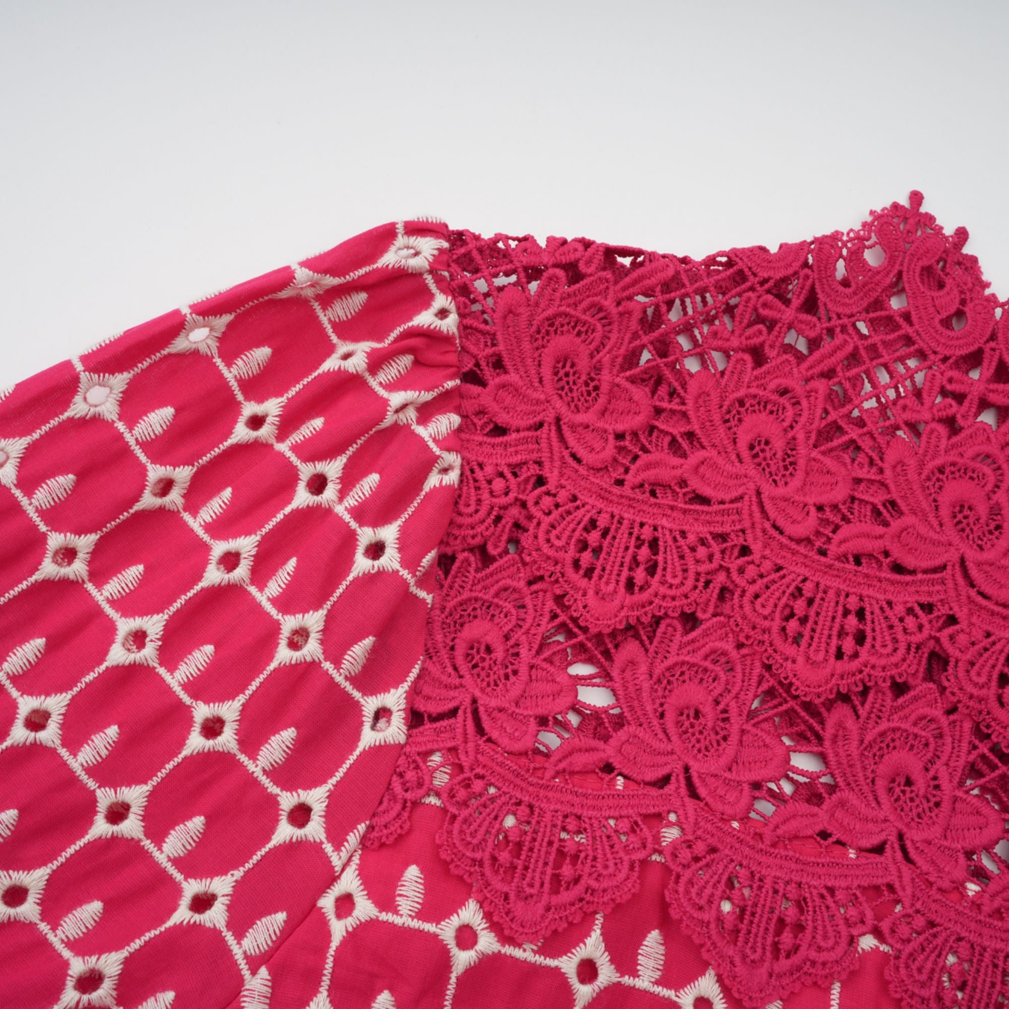 فستان شانتال ماكسي أحمر بنقشة صدفية وأجزاء من الدانتيل