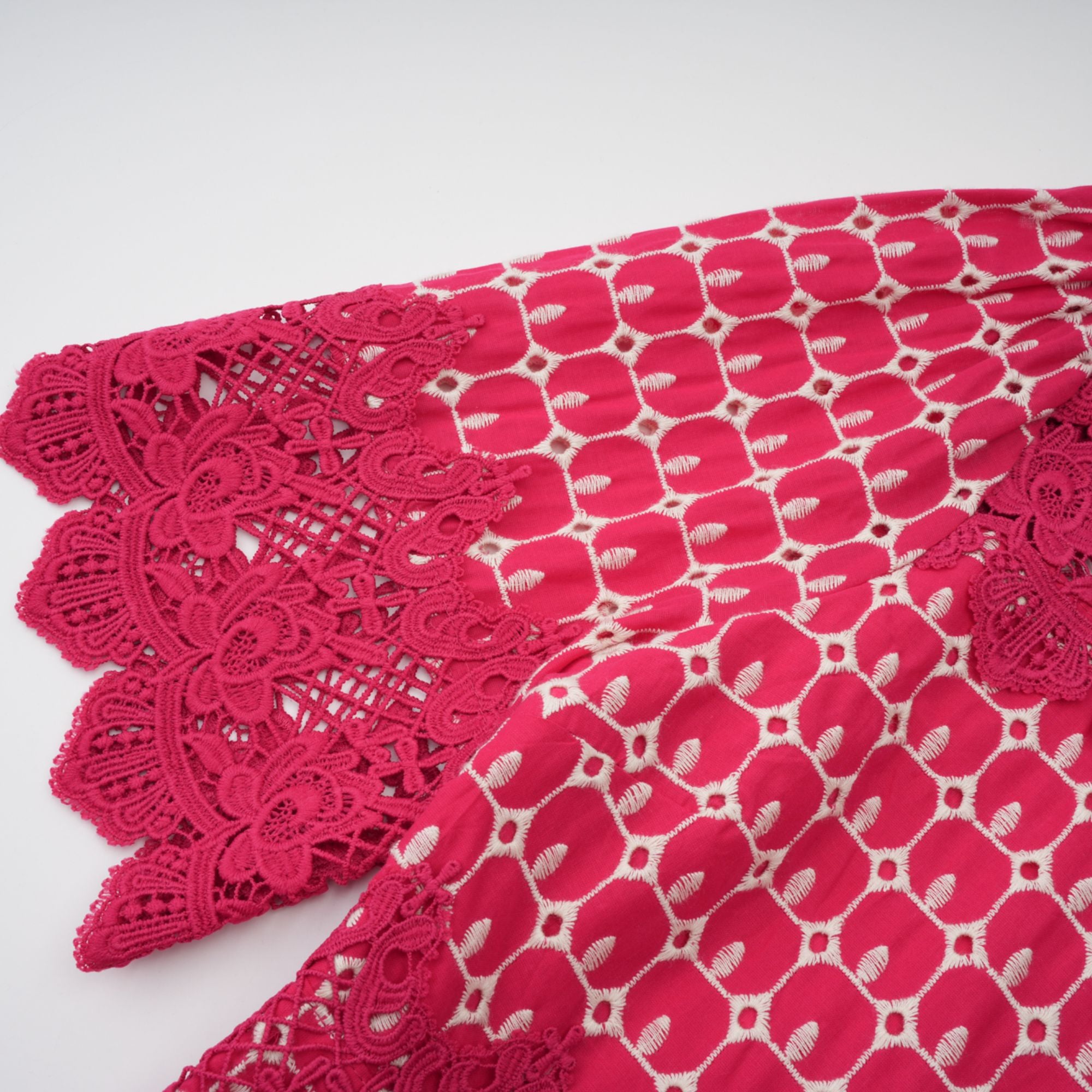 فستان شانتال ماكسي أحمر بنقشة صدفية وأجزاء من الدانتيل