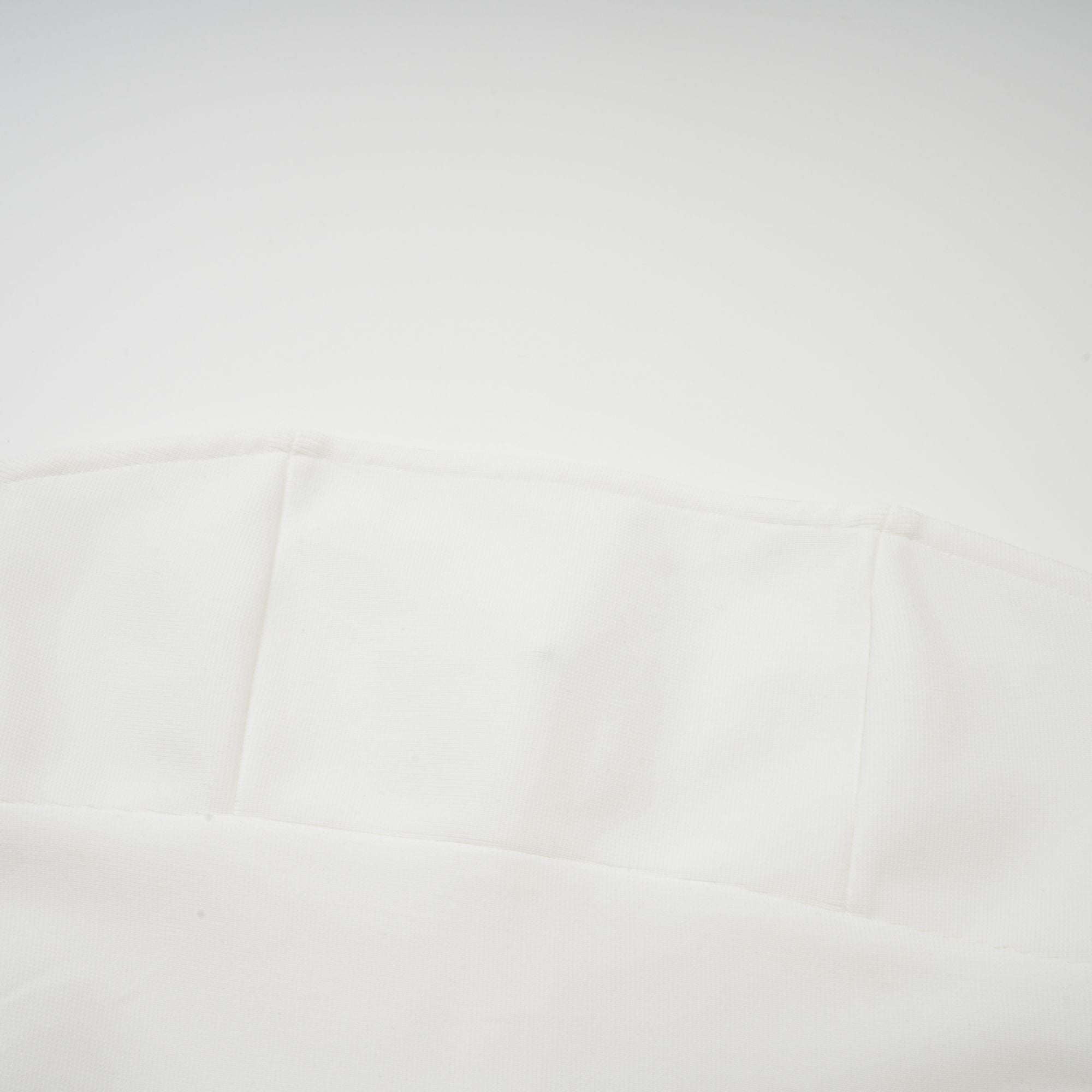 فستان ماكسي من ناتالي باللون الأبيض مع أجزاء من التول