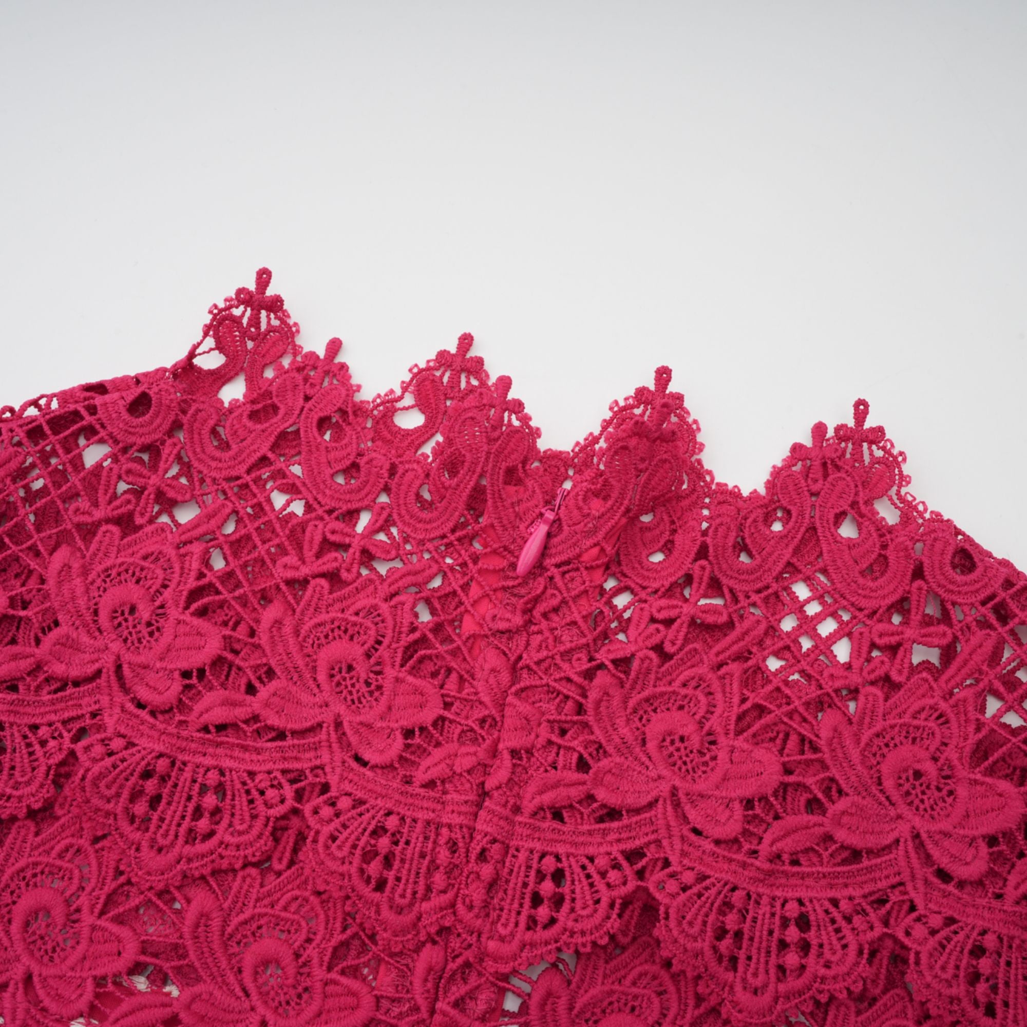 فستان شانتال ماكسي أحمر بنقشة صدفية وأجزاء من الدانتيل