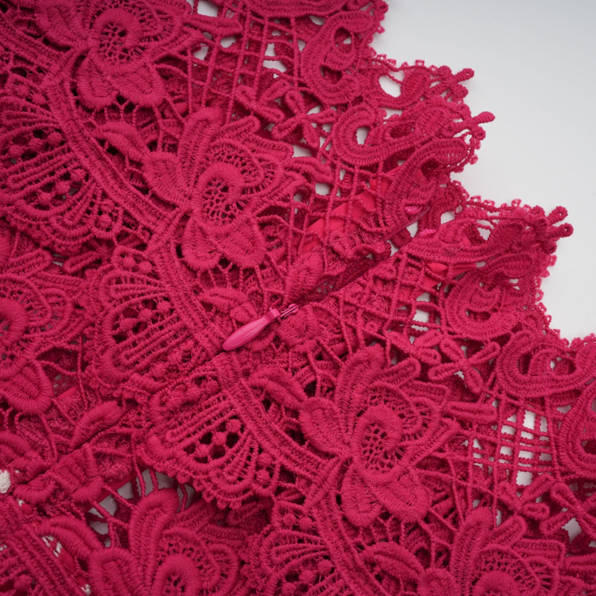 فستان شانتال ماكسي أحمر بنقشة صدفية وأجزاء من الدانتيل