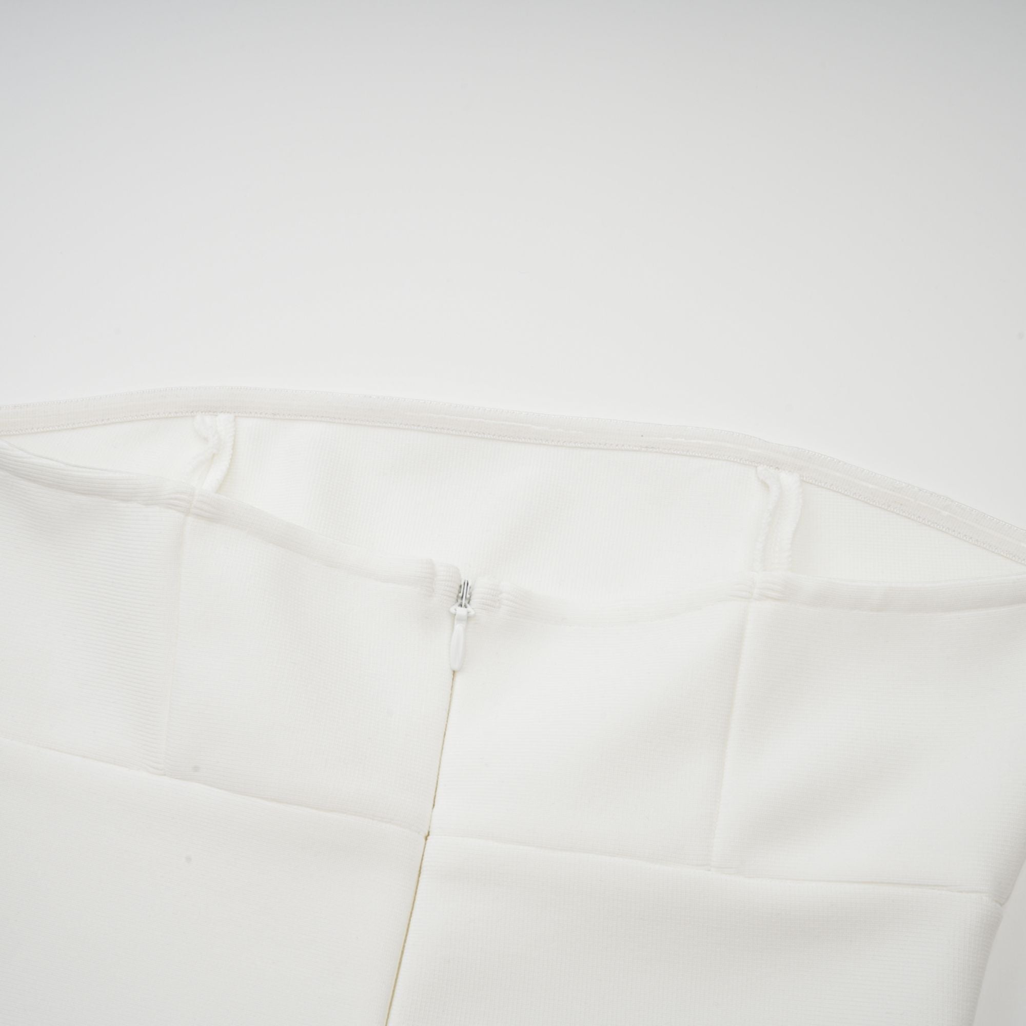 فستان ماكسي من ناتالي باللون الأبيض مع أجزاء من التول