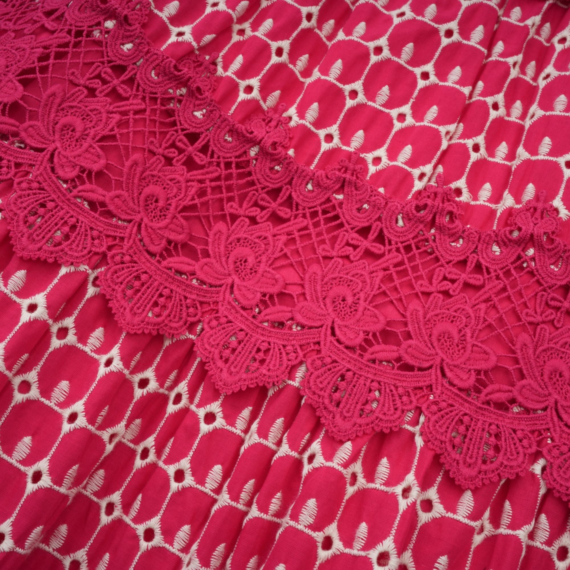 فستان شانتال ماكسي أحمر بنقشة صدفية وأجزاء من الدانتيل