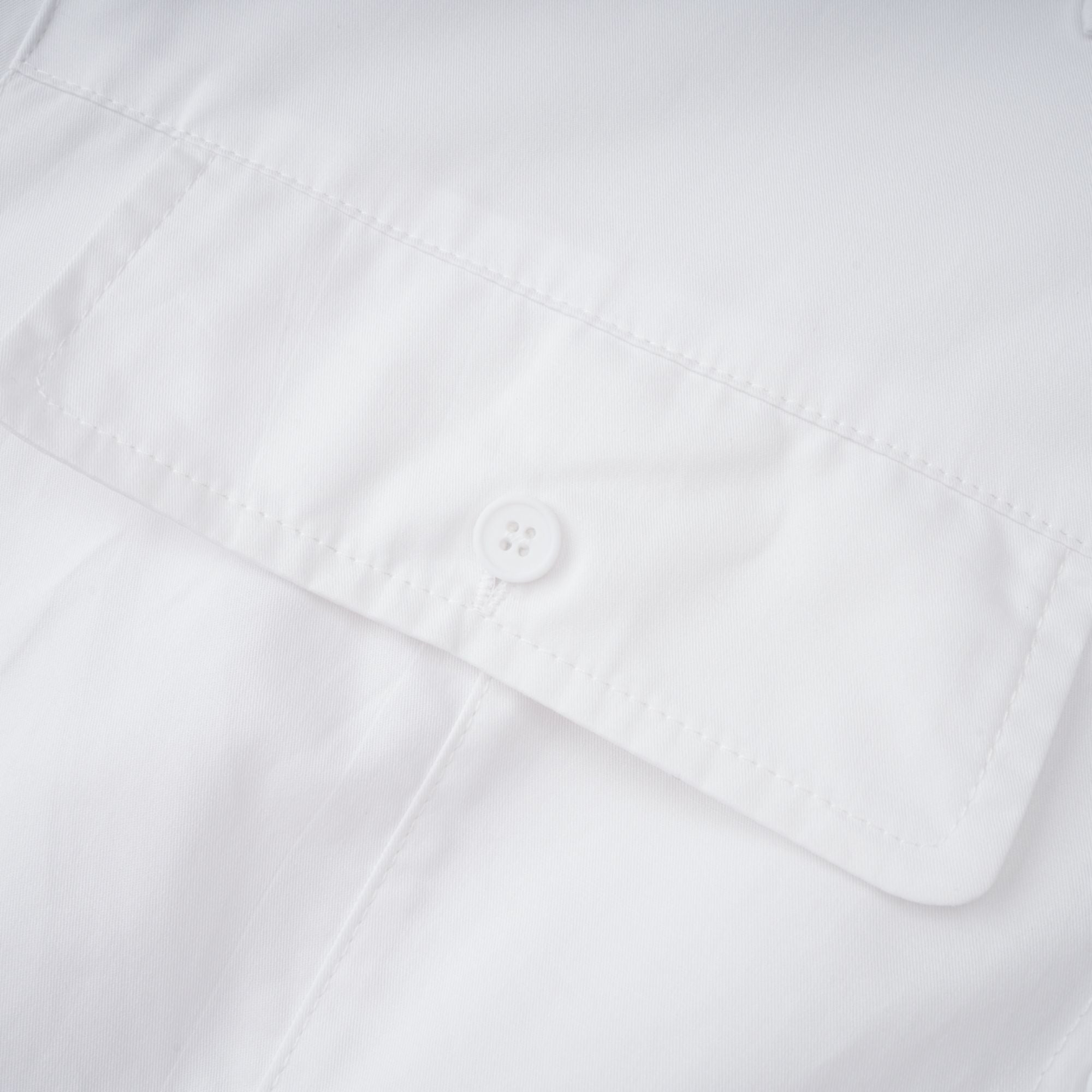 فستان دولسي أبيض بقميص مجعد بفتحة أمامية