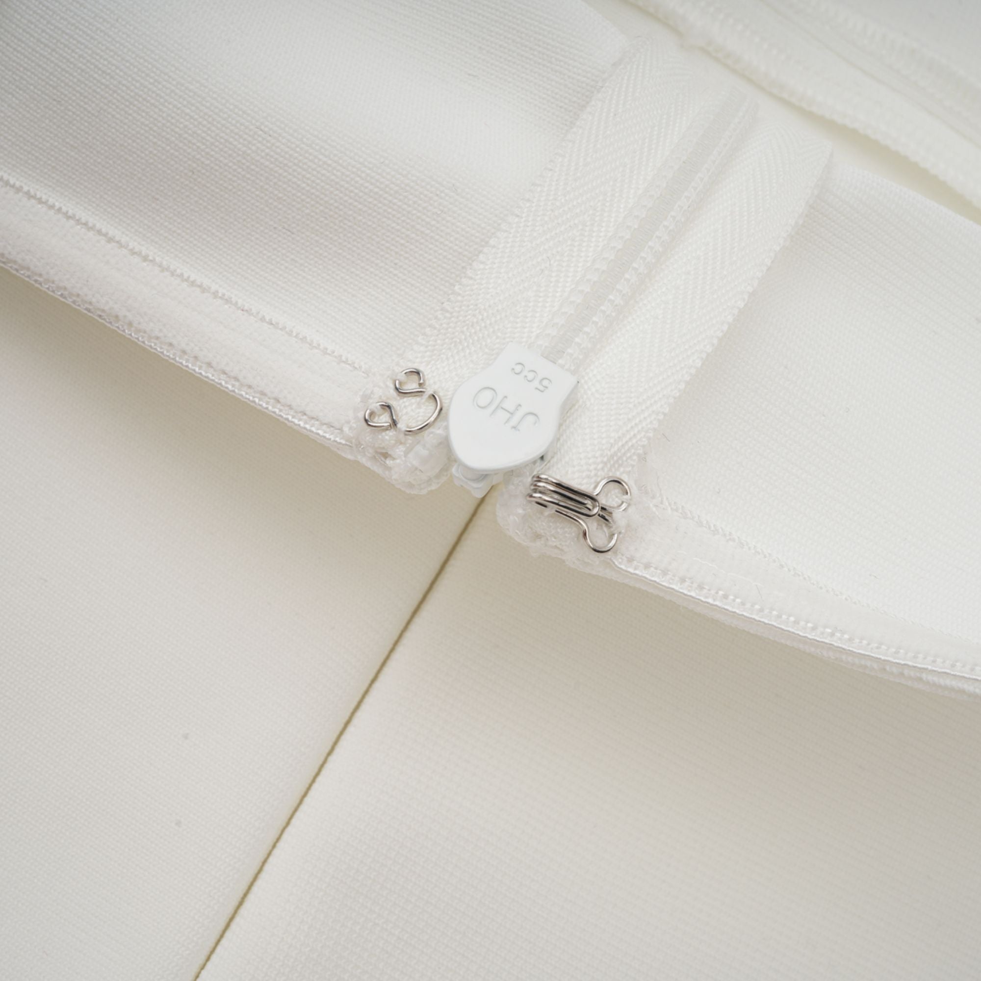 فستان ماكسي من ناتالي باللون الأبيض مع أجزاء من التول