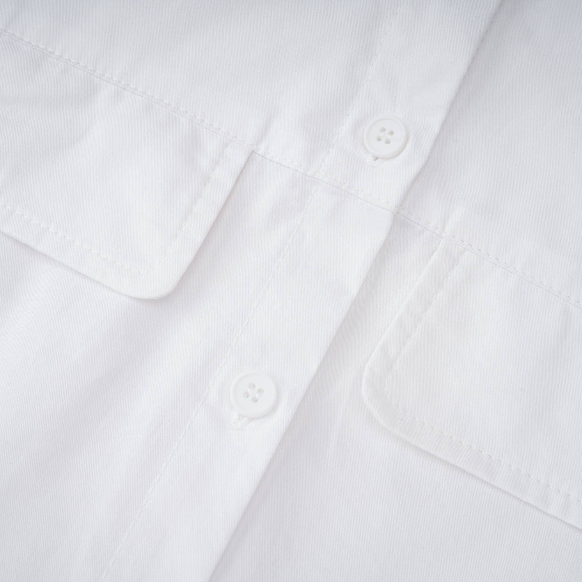 فستان دولسي أبيض بقميص مجعد بفتحة أمامية