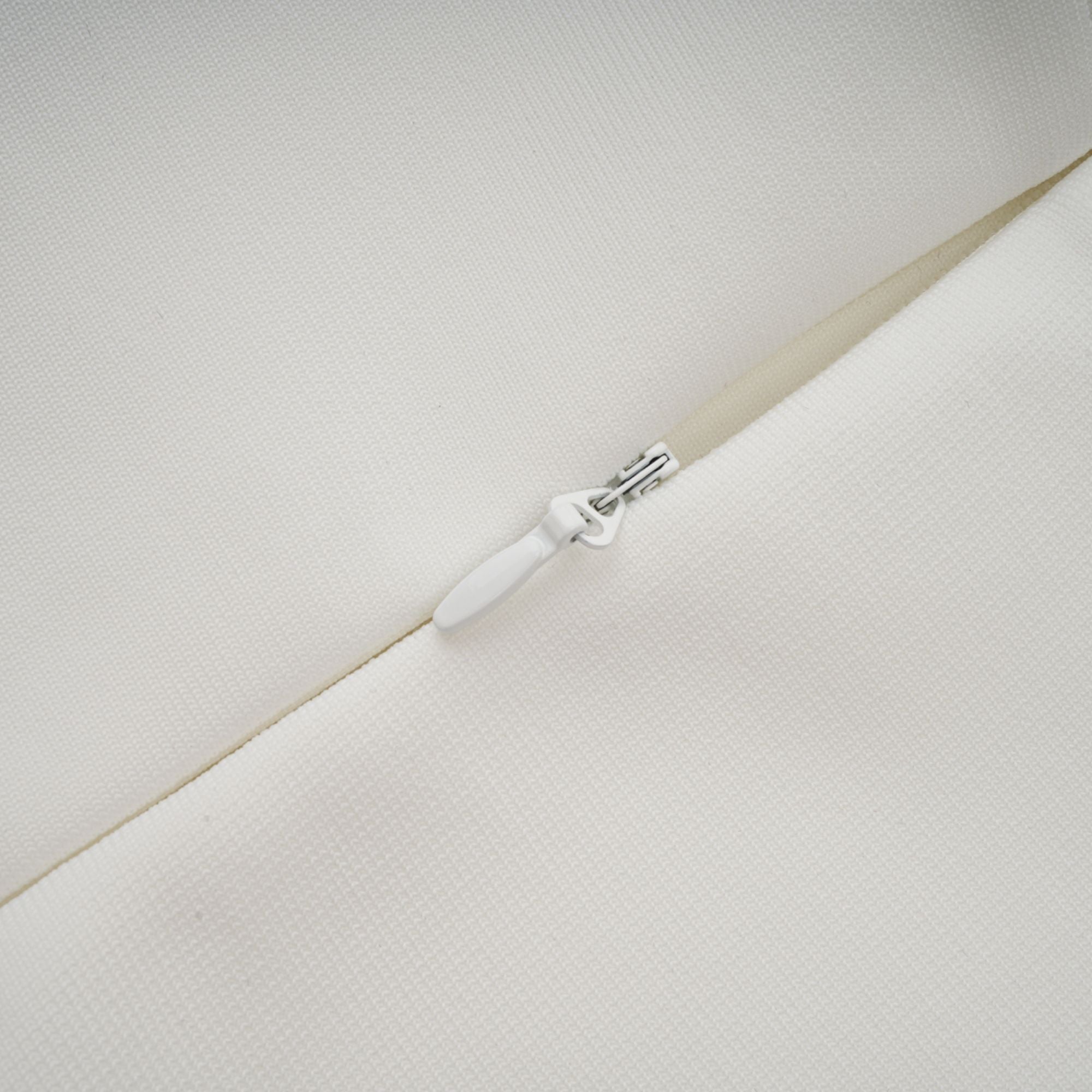 فستان ماكسي من ناتالي باللون الأبيض مع أجزاء من التول