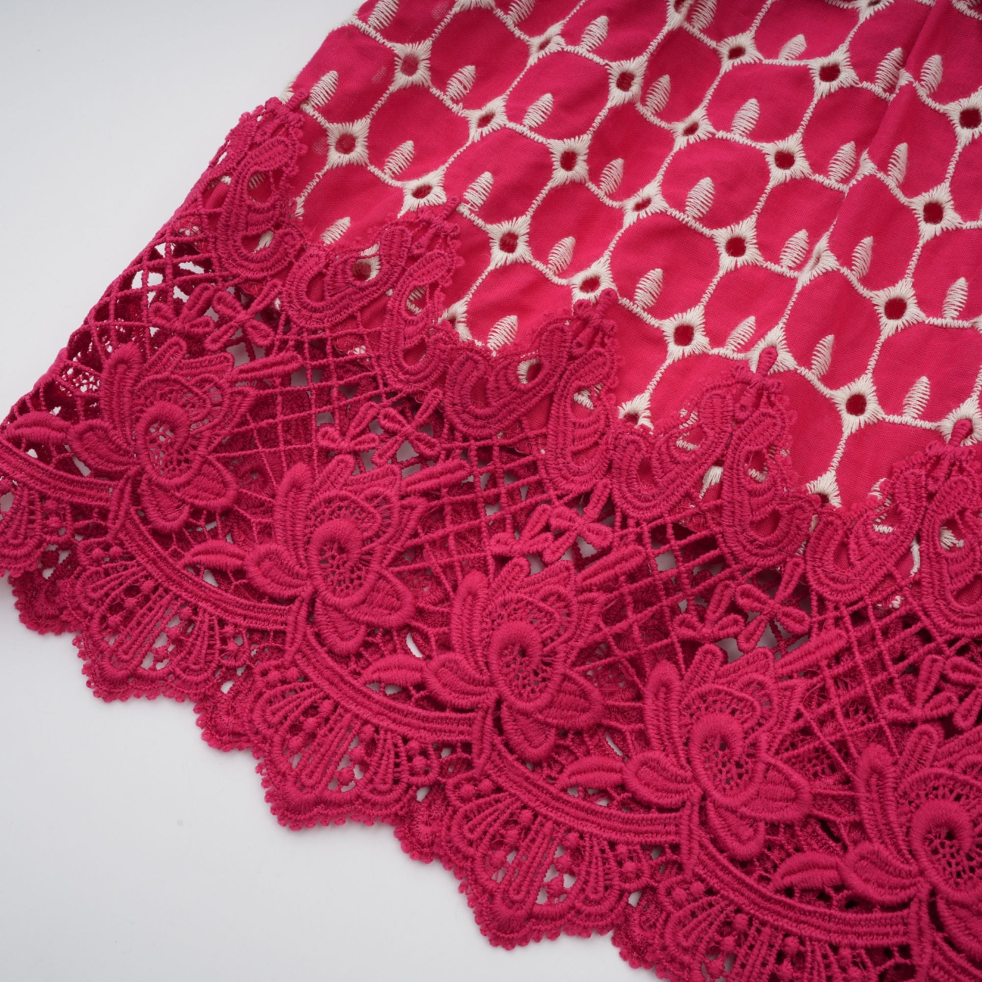 فستان شانتال ماكسي أحمر بنقشة صدفية وأجزاء من الدانتيل