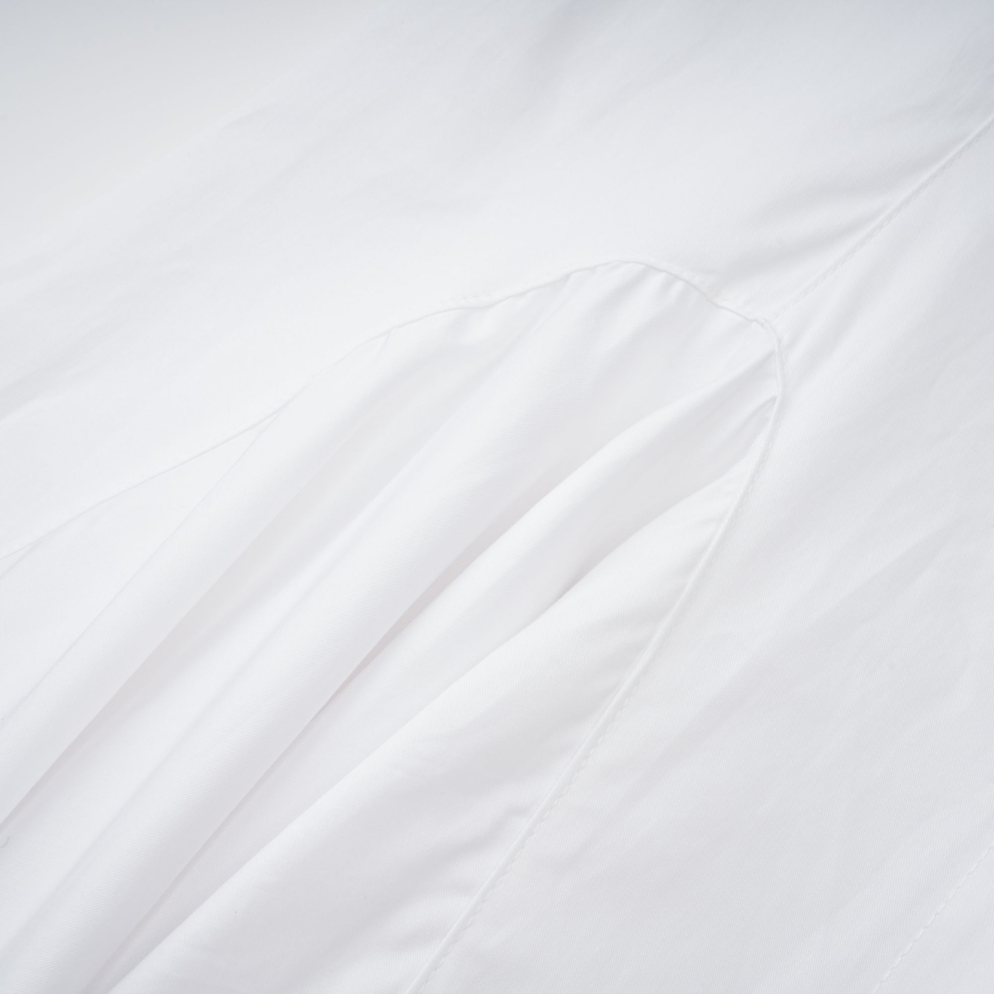 فستان دولسي أبيض بقميص مجعد بفتحة أمامية