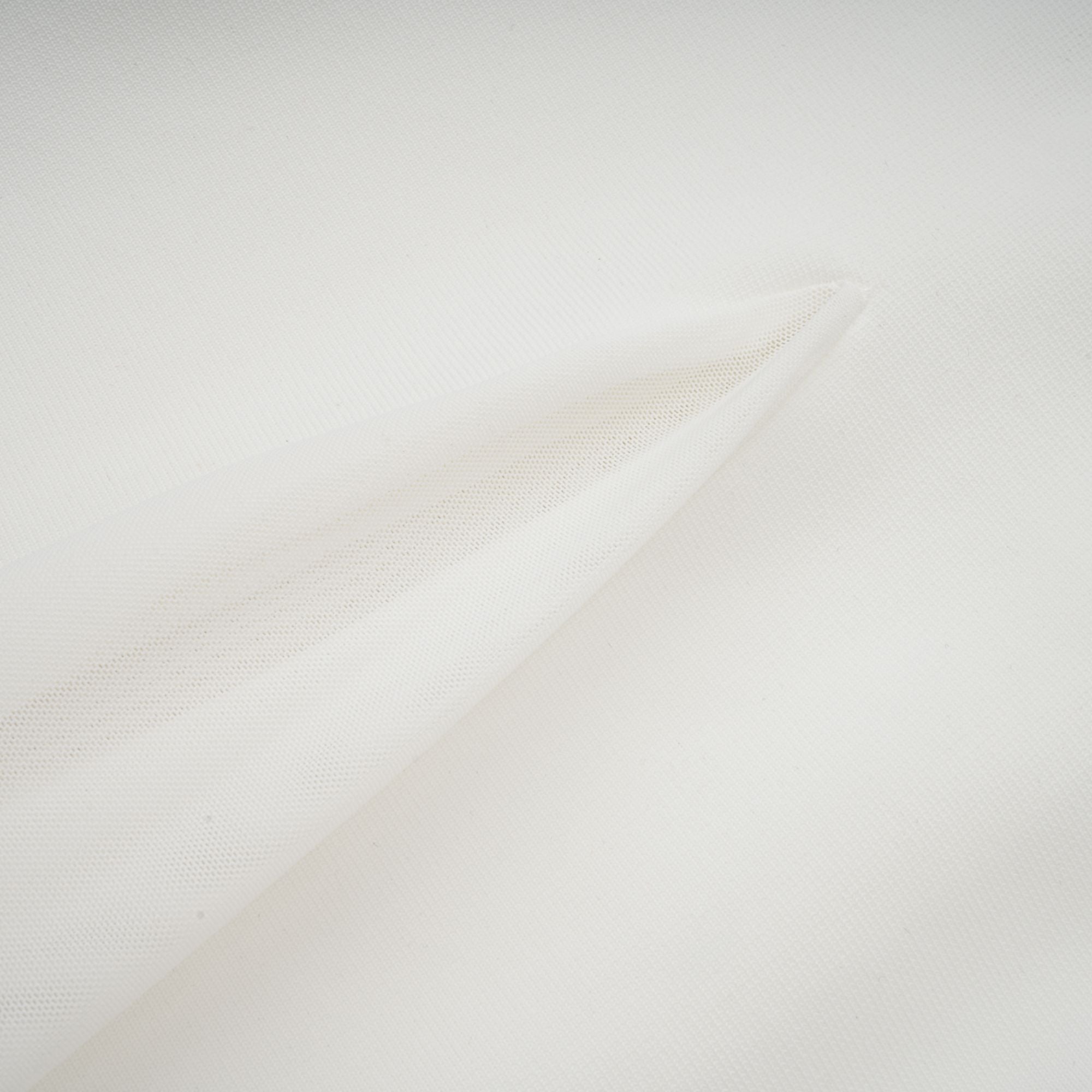 فستان ماكسي من ناتالي باللون الأبيض مع أجزاء من التول