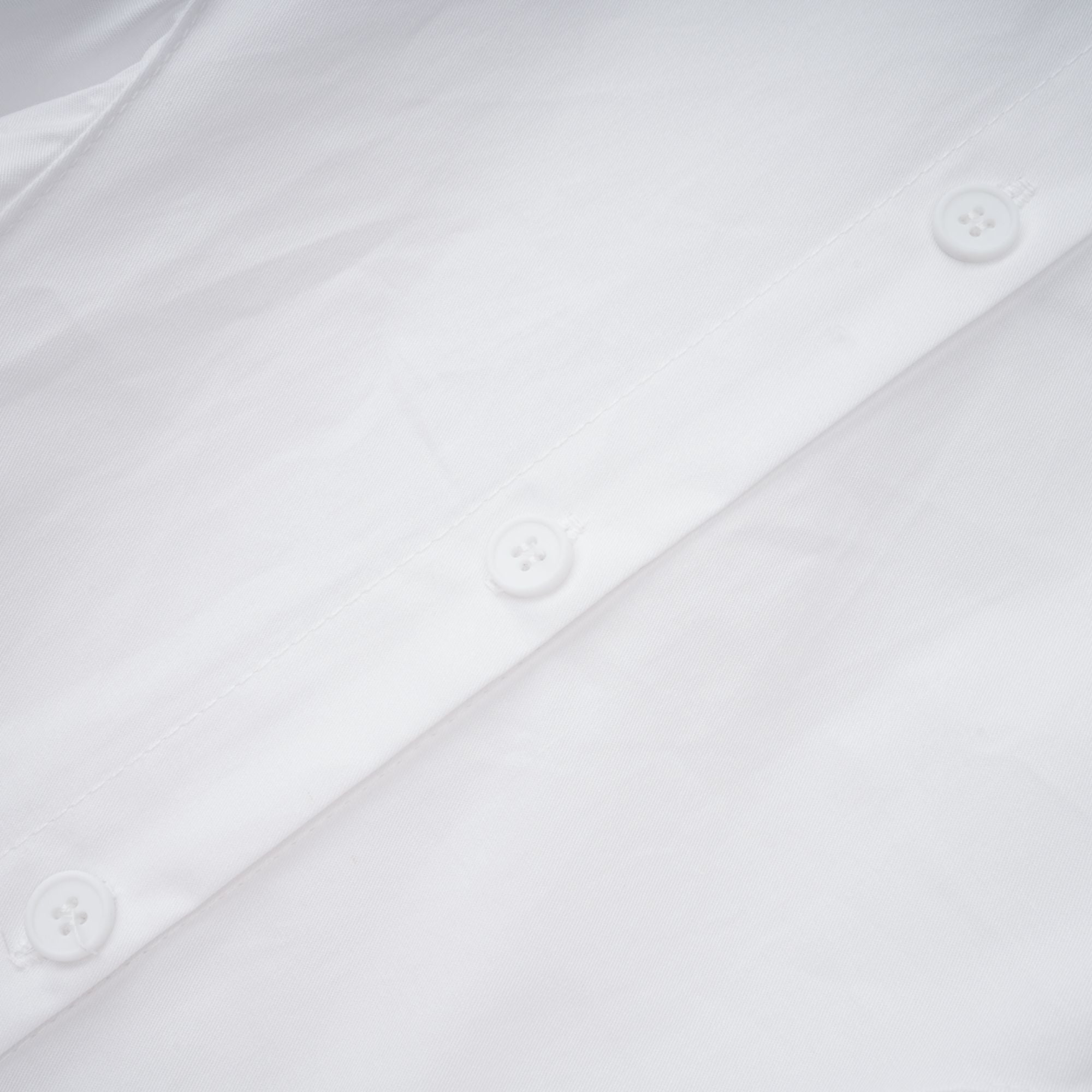 فستان دولسي أبيض بقميص مجعد بفتحة أمامية