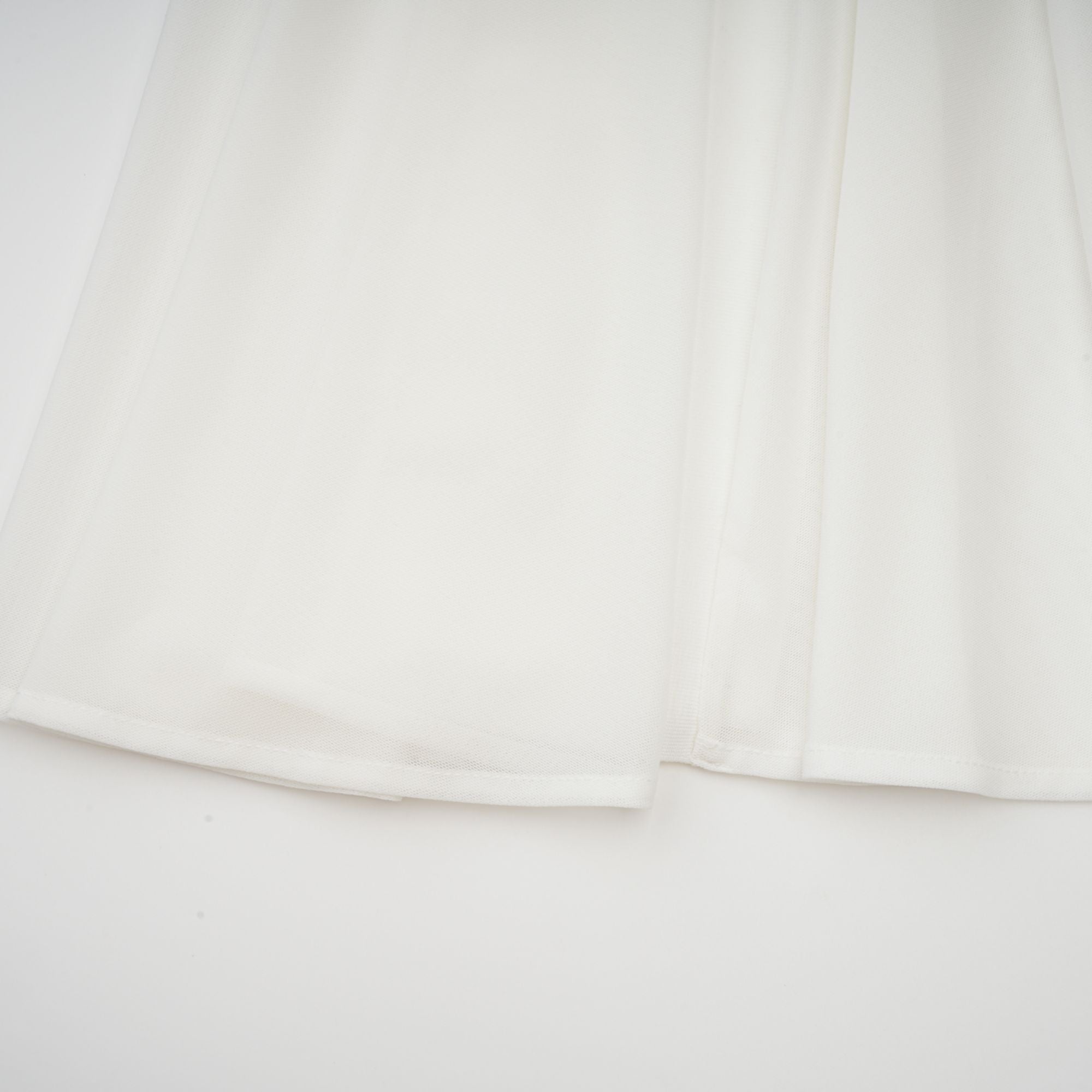 فستان ماكسي من ناتالي باللون الأبيض مع أجزاء من التول