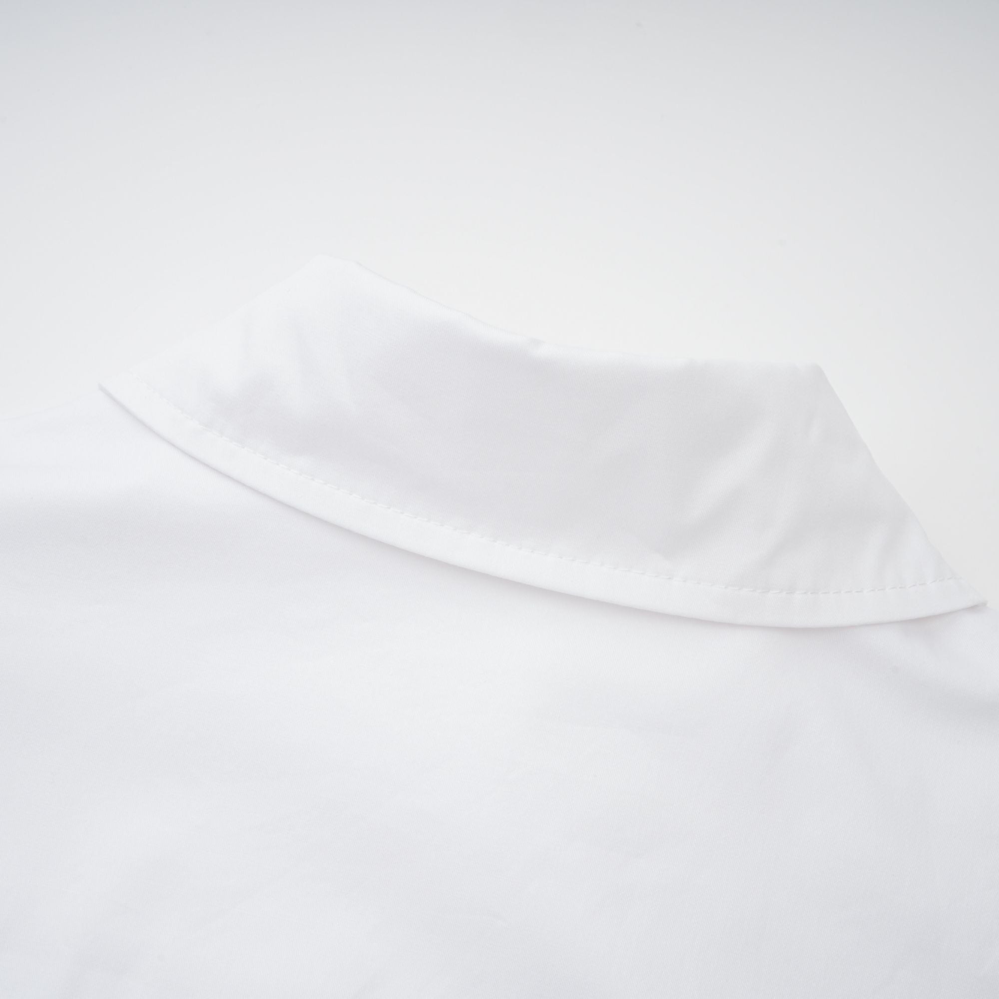 فستان دولسي أبيض بقميص مجعد بفتحة أمامية