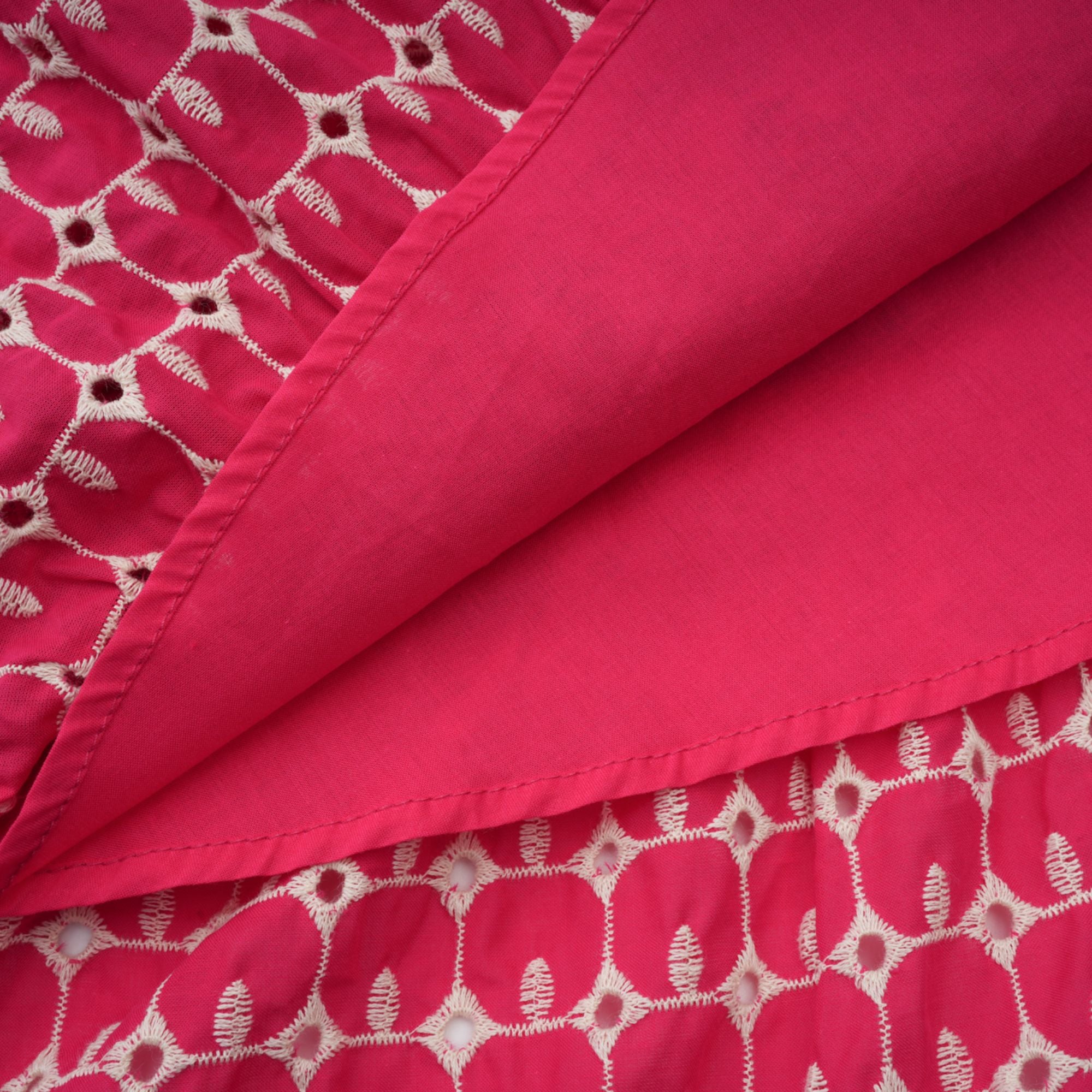 فستان شانتال ماكسي أحمر بنقشة صدفية وأجزاء من الدانتيل