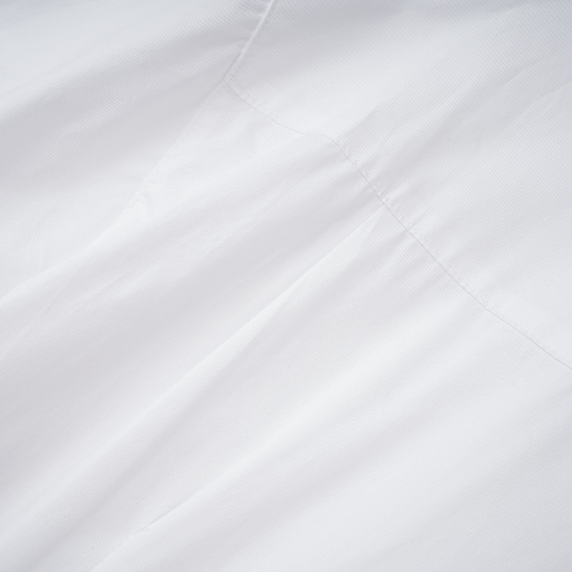 فستان دولسي أبيض بقميص مجعد بفتحة أمامية