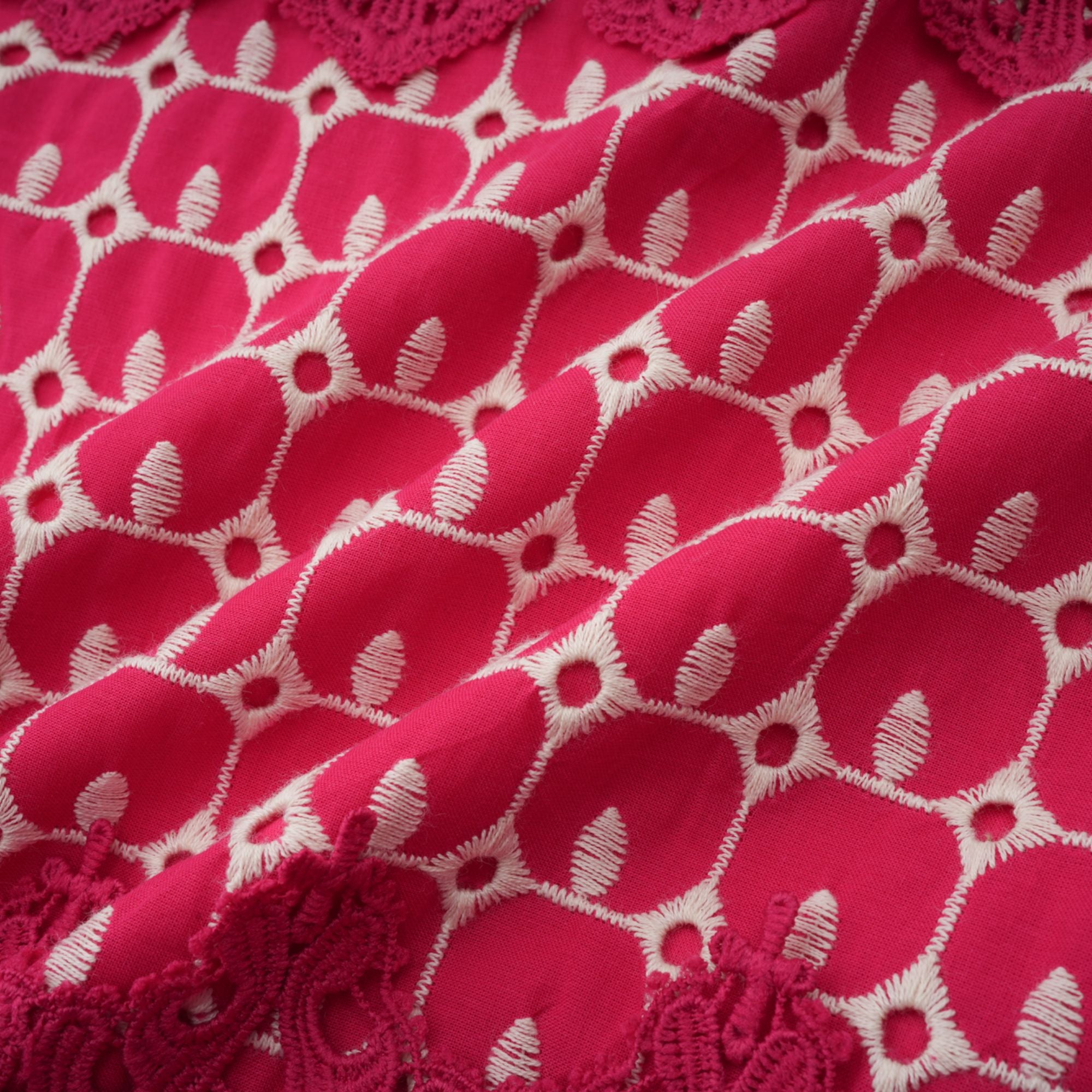 فستان شانتال ماكسي أحمر بنقشة صدفية وأجزاء من الدانتيل