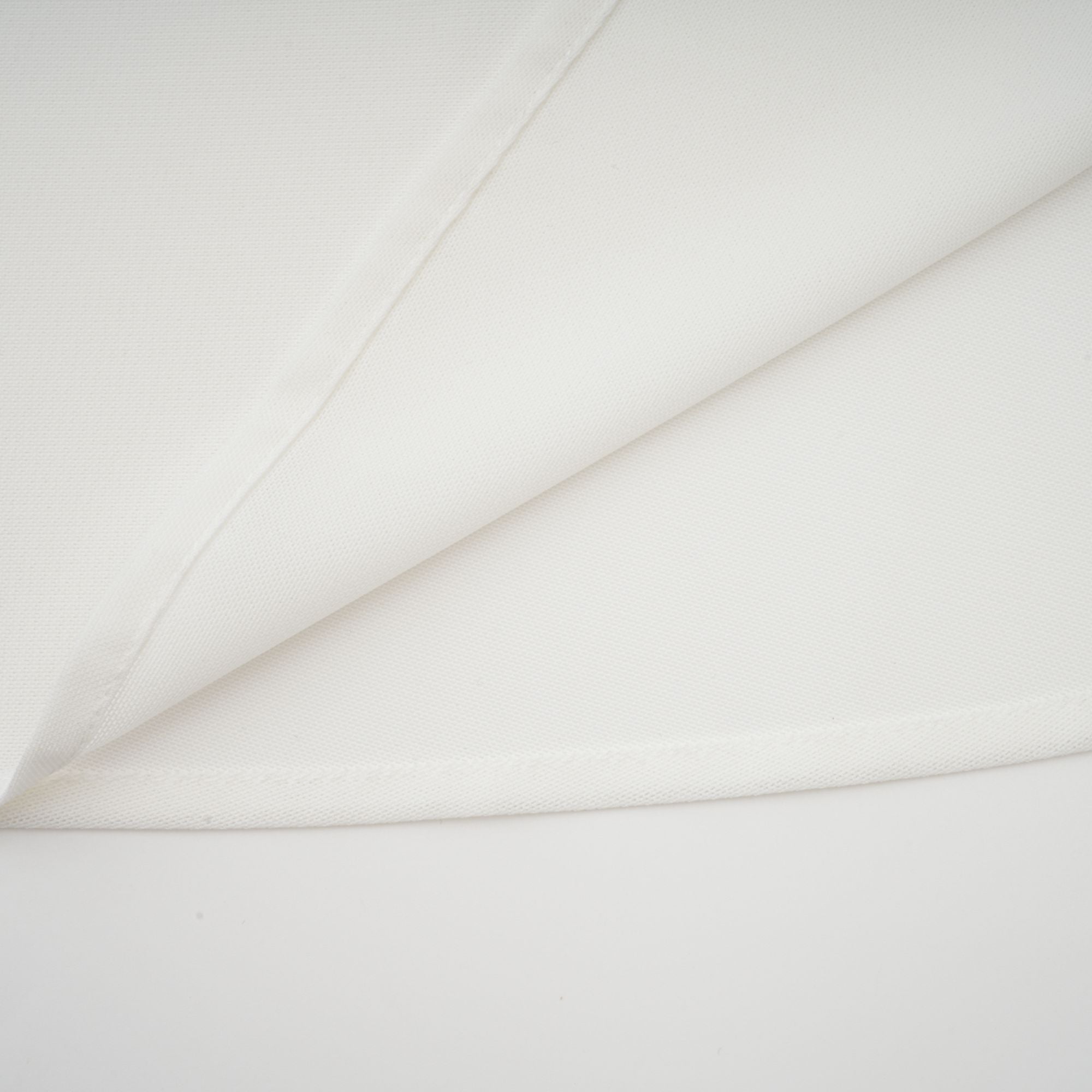 فستان ماكسي من ناتالي باللون الأبيض مع أجزاء من التول