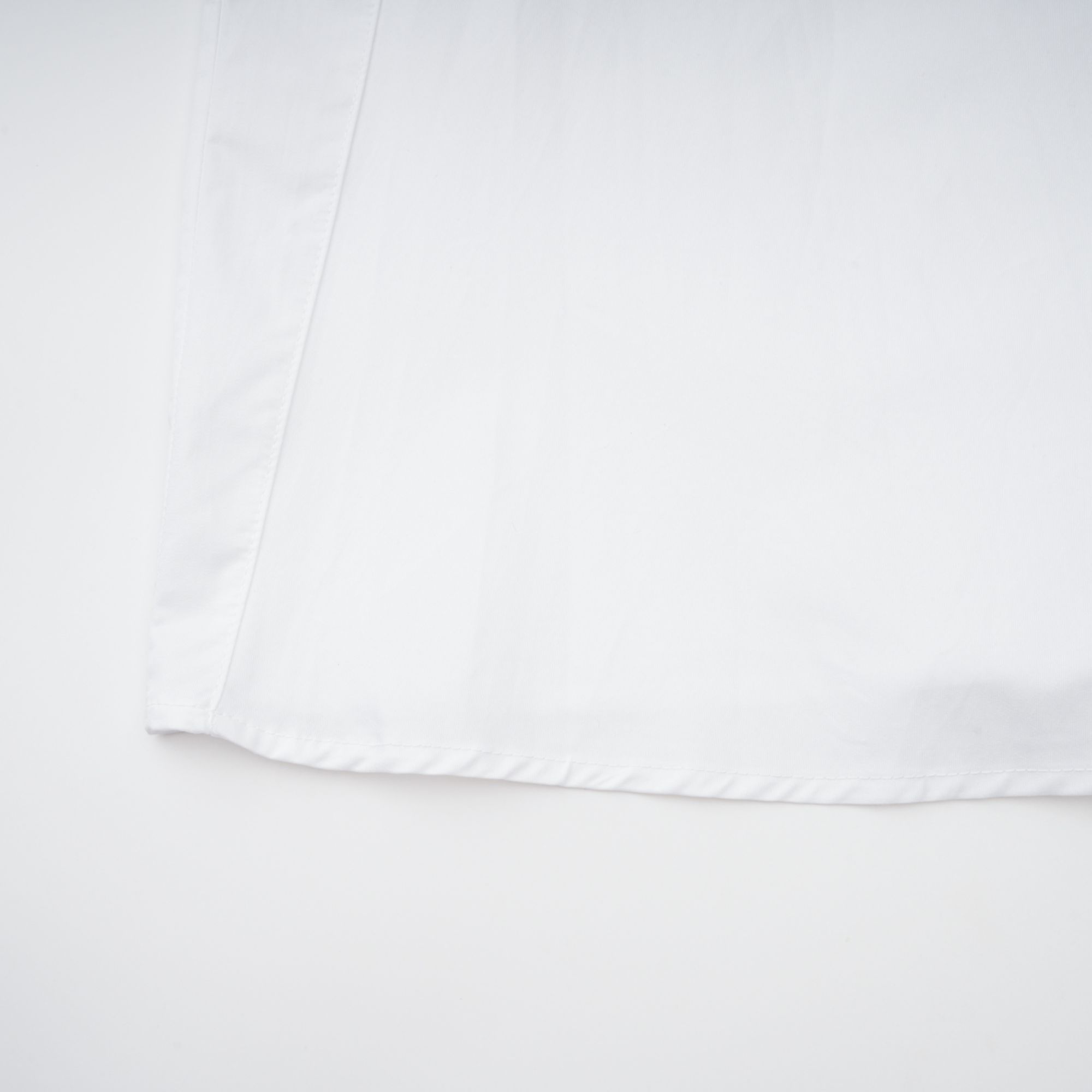 فستان دولسي أبيض بقميص مجعد بفتحة أمامية