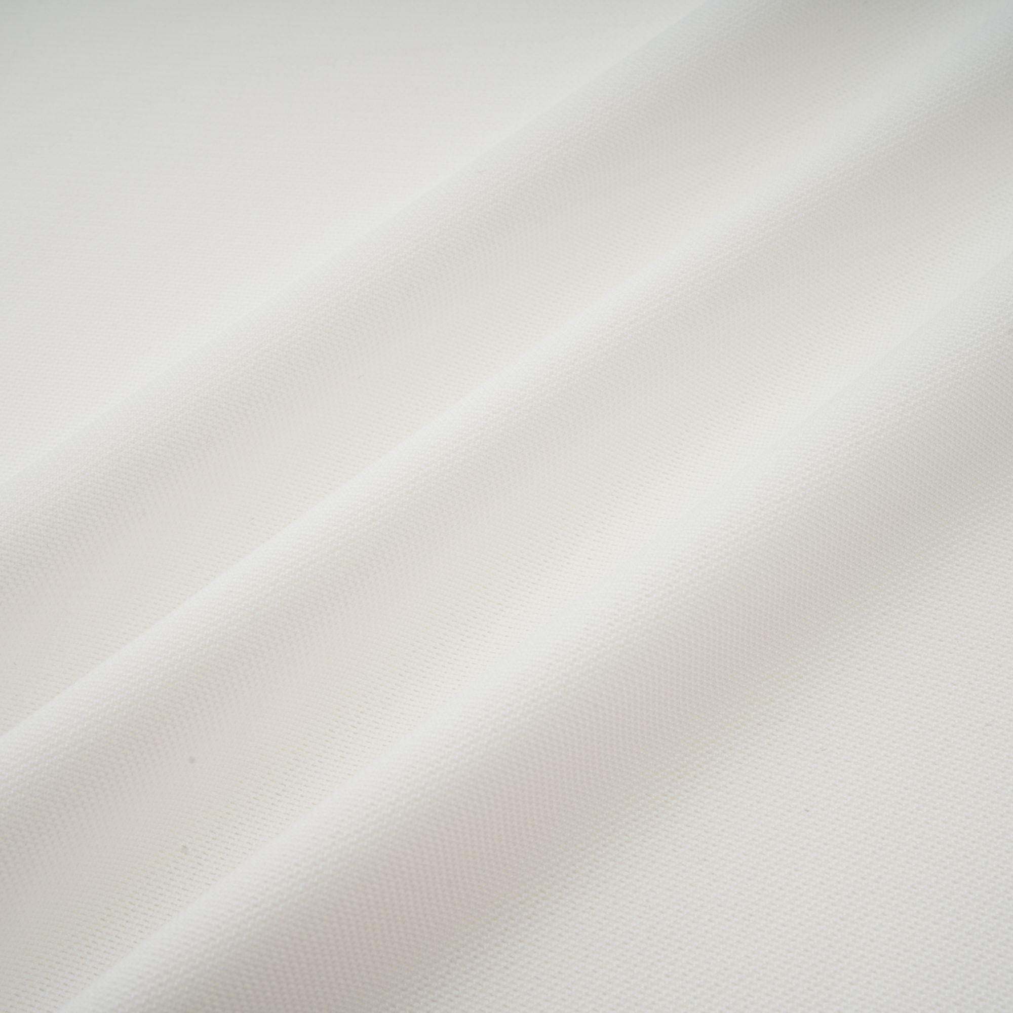 فستان ماكسي من ناتالي باللون الأبيض مع أجزاء من التول