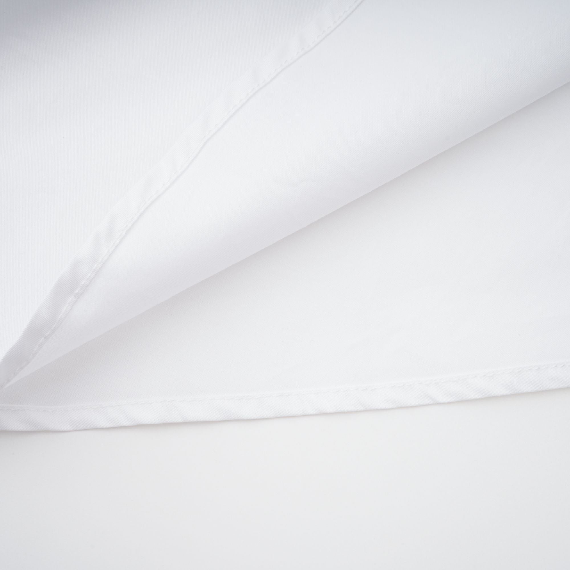 فستان دولسي أبيض بقميص مجعد بفتحة أمامية