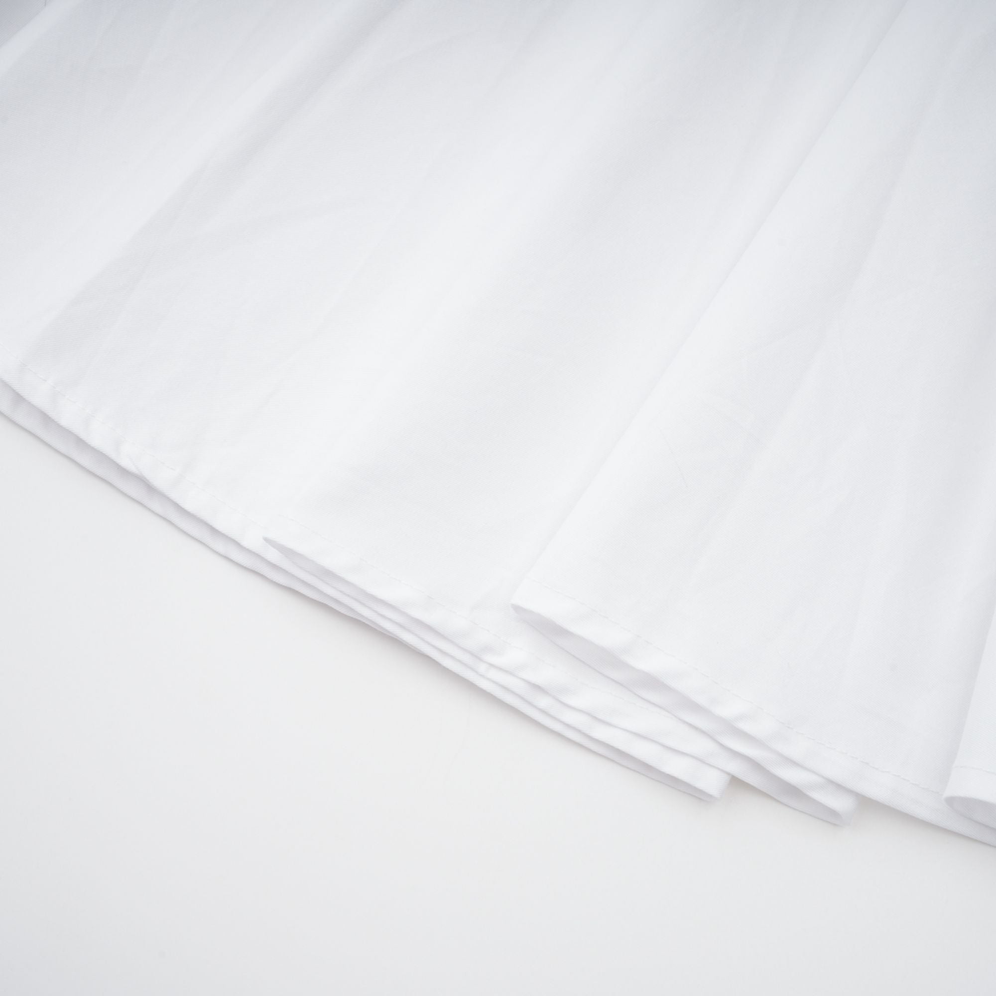 فستان دولسي أبيض بقميص مجعد بفتحة أمامية