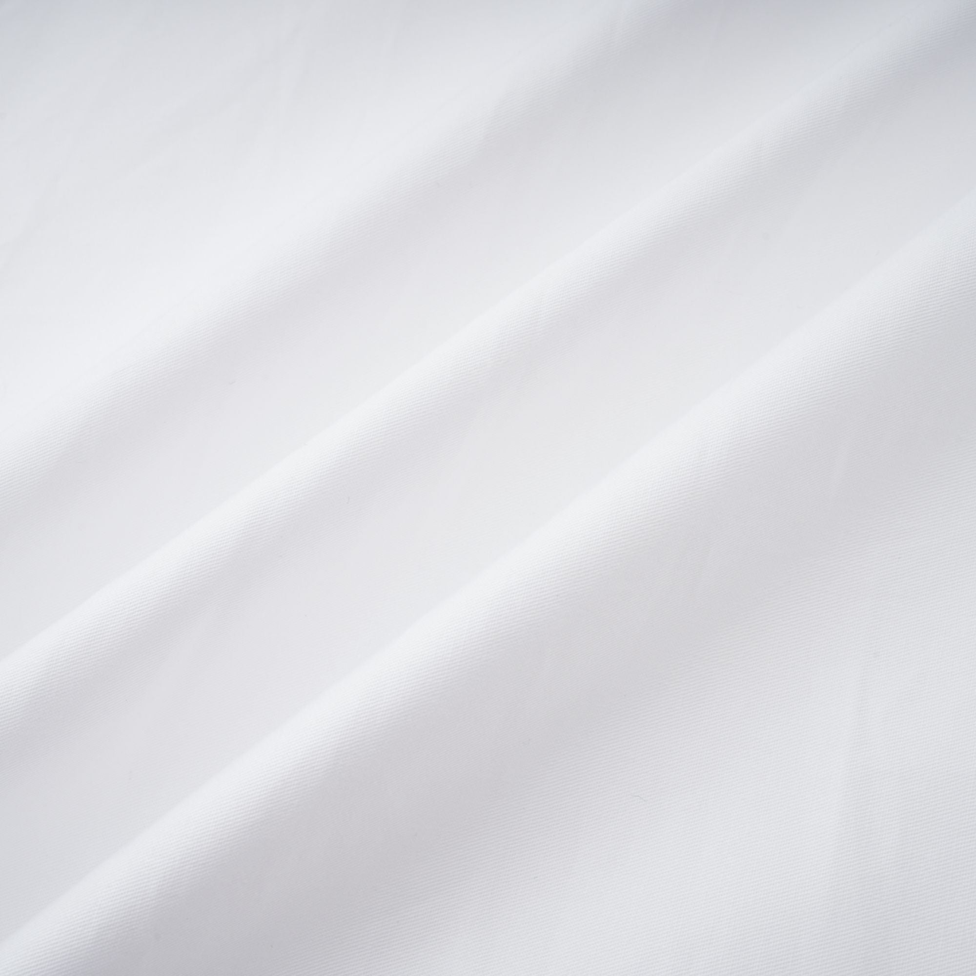 فستان دولسي أبيض بقميص مجعد بفتحة أمامية